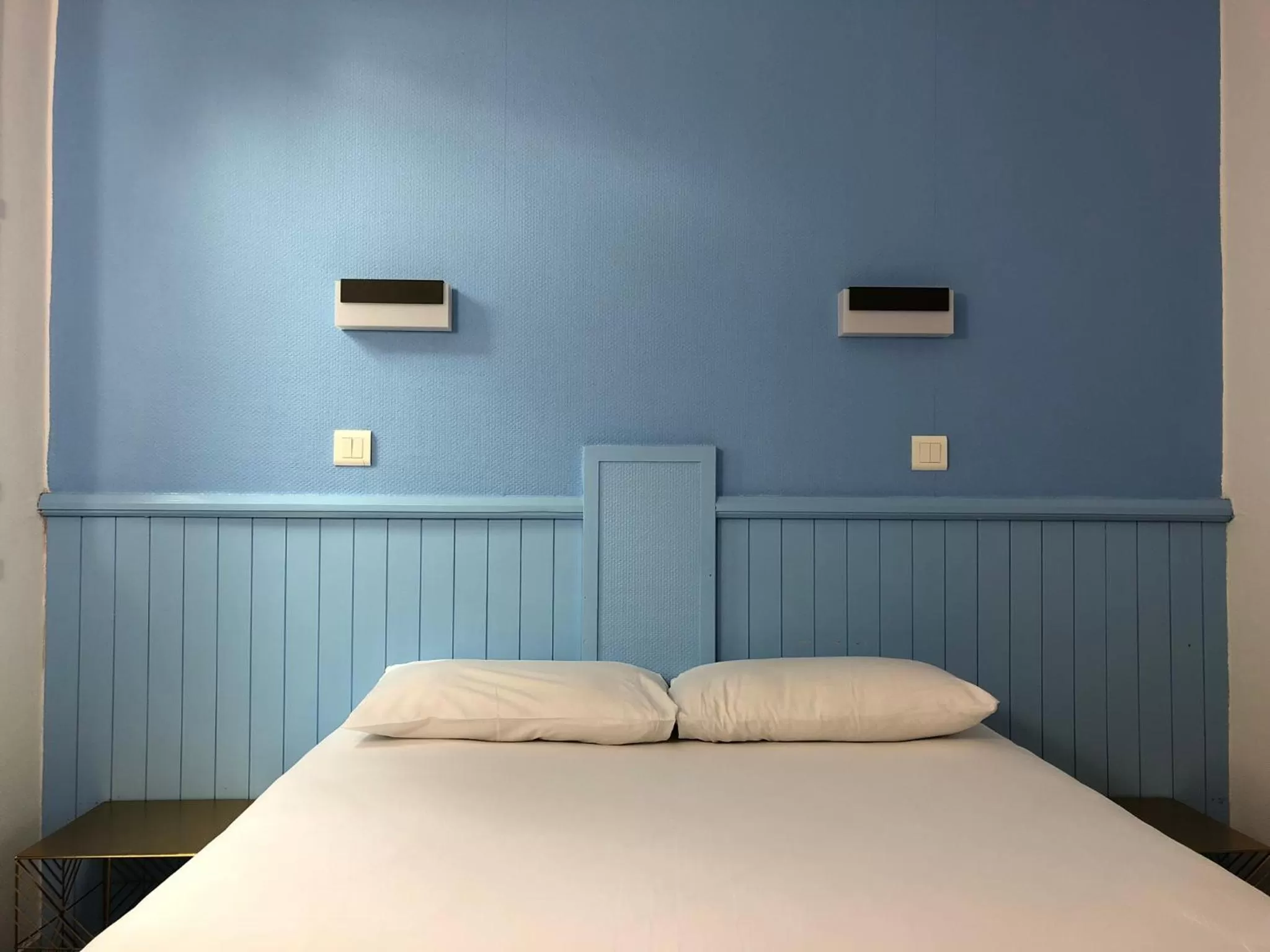 Bedroom, Bed in HALT HOTEL - Choisissez l'Hôtellerie Indépendante