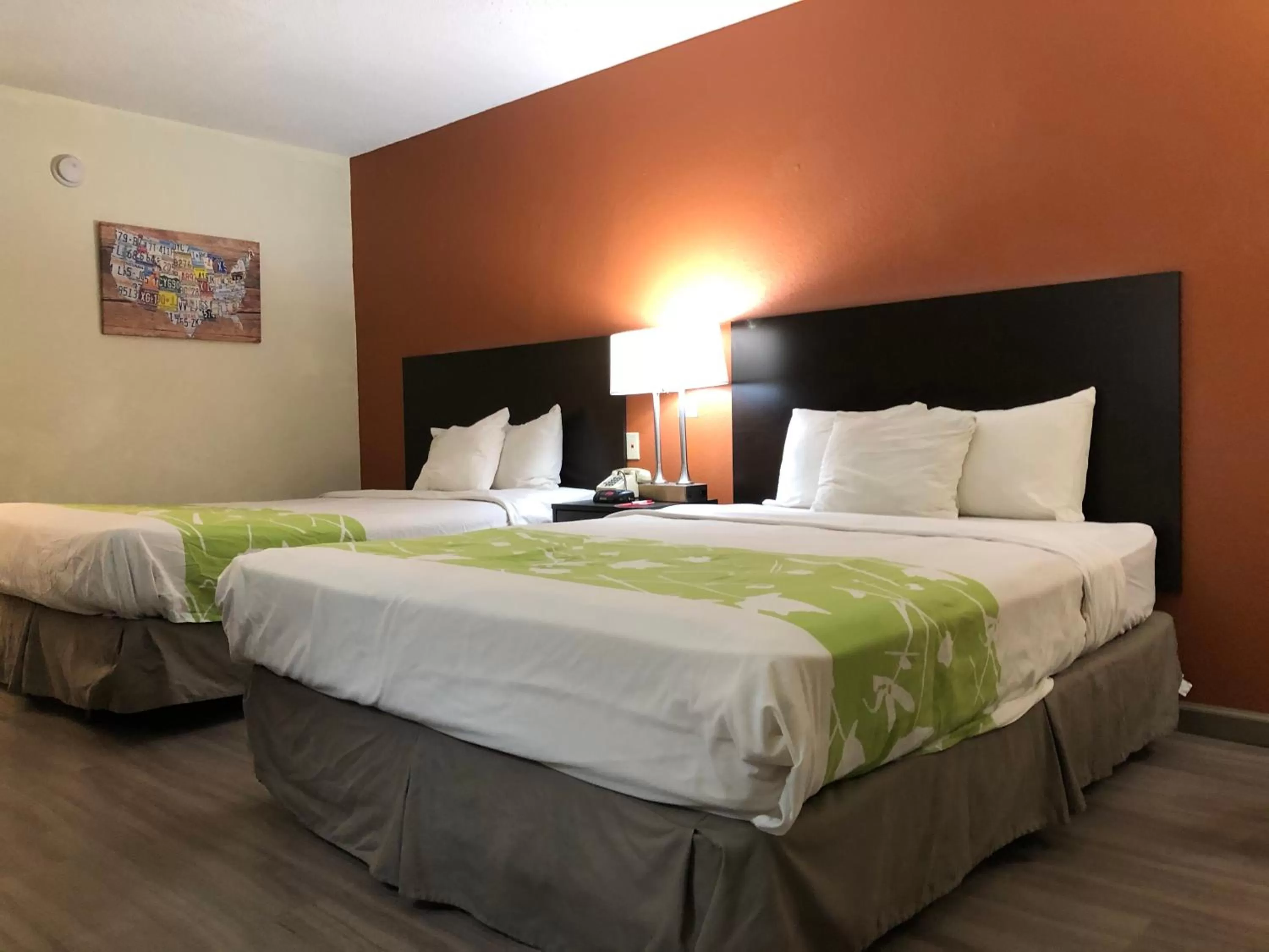 Bed in Econo Lodge Dothan West