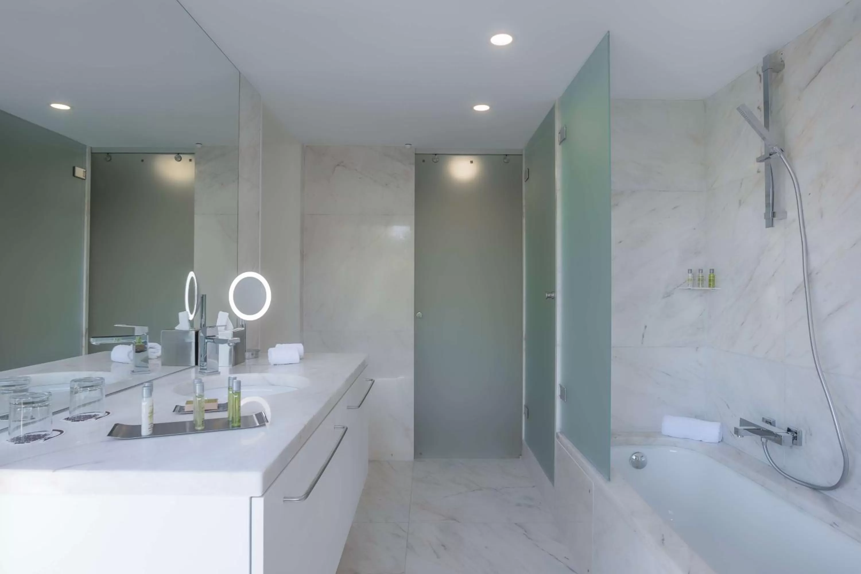 Bathroom in DoubleTree by Hilton Lisbon Fontana Park