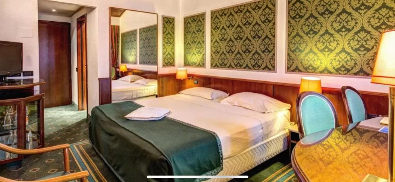 Bed in Hotel Motel Regal