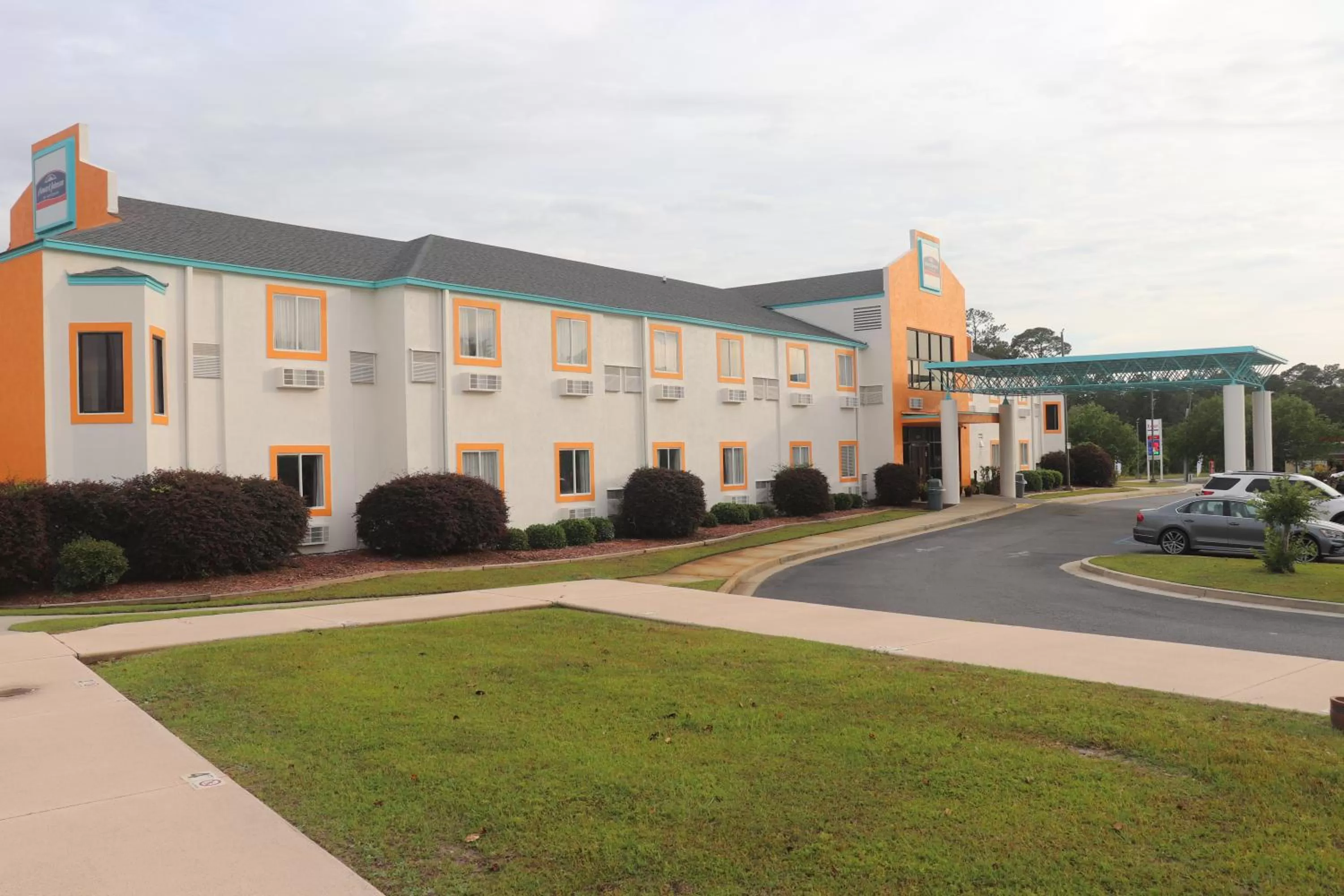 Property building in Howard Johnson by Wyndham Tifton GA I-75