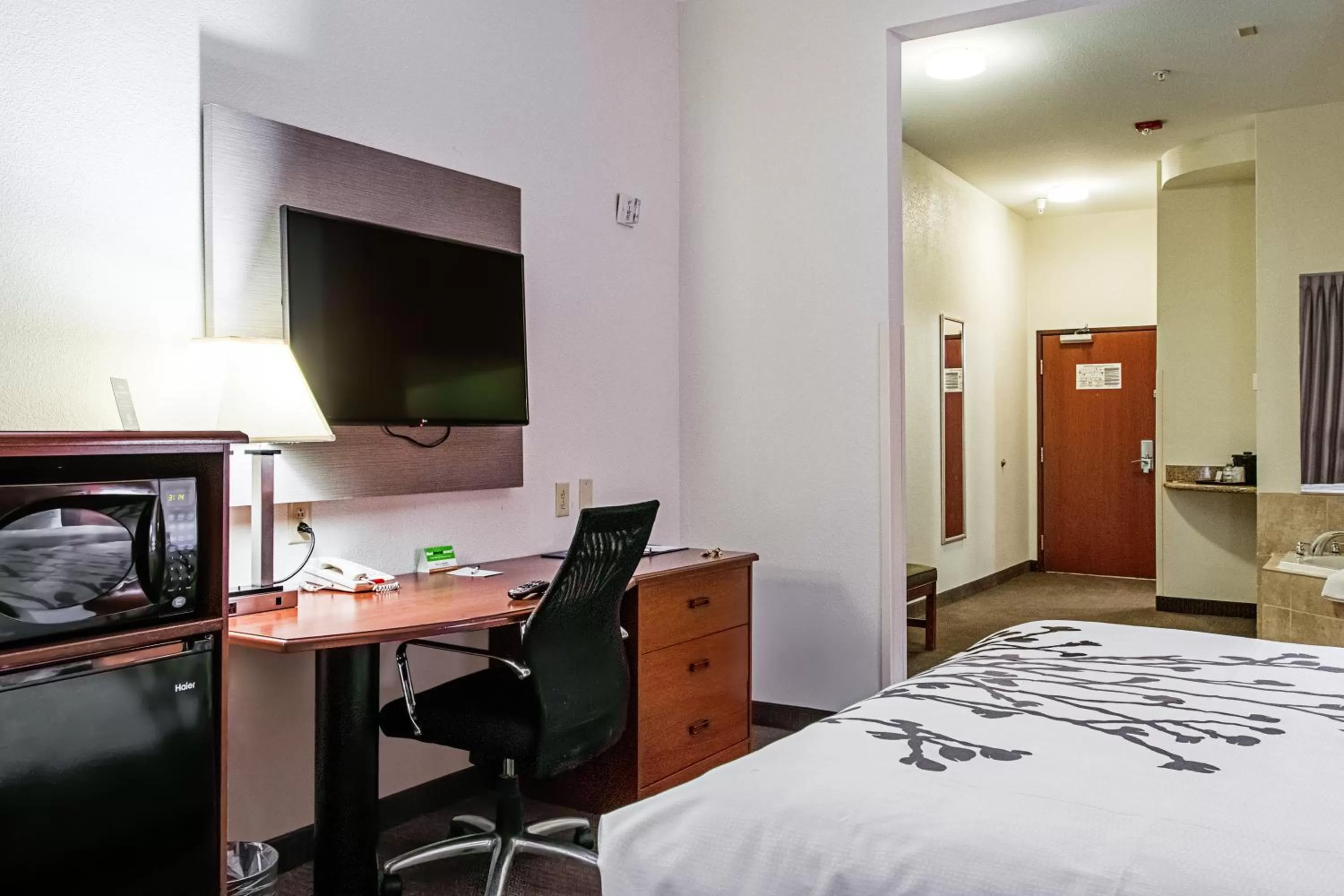 TV and multimedia, Bed in Sleep Inn & Suites Hobbs