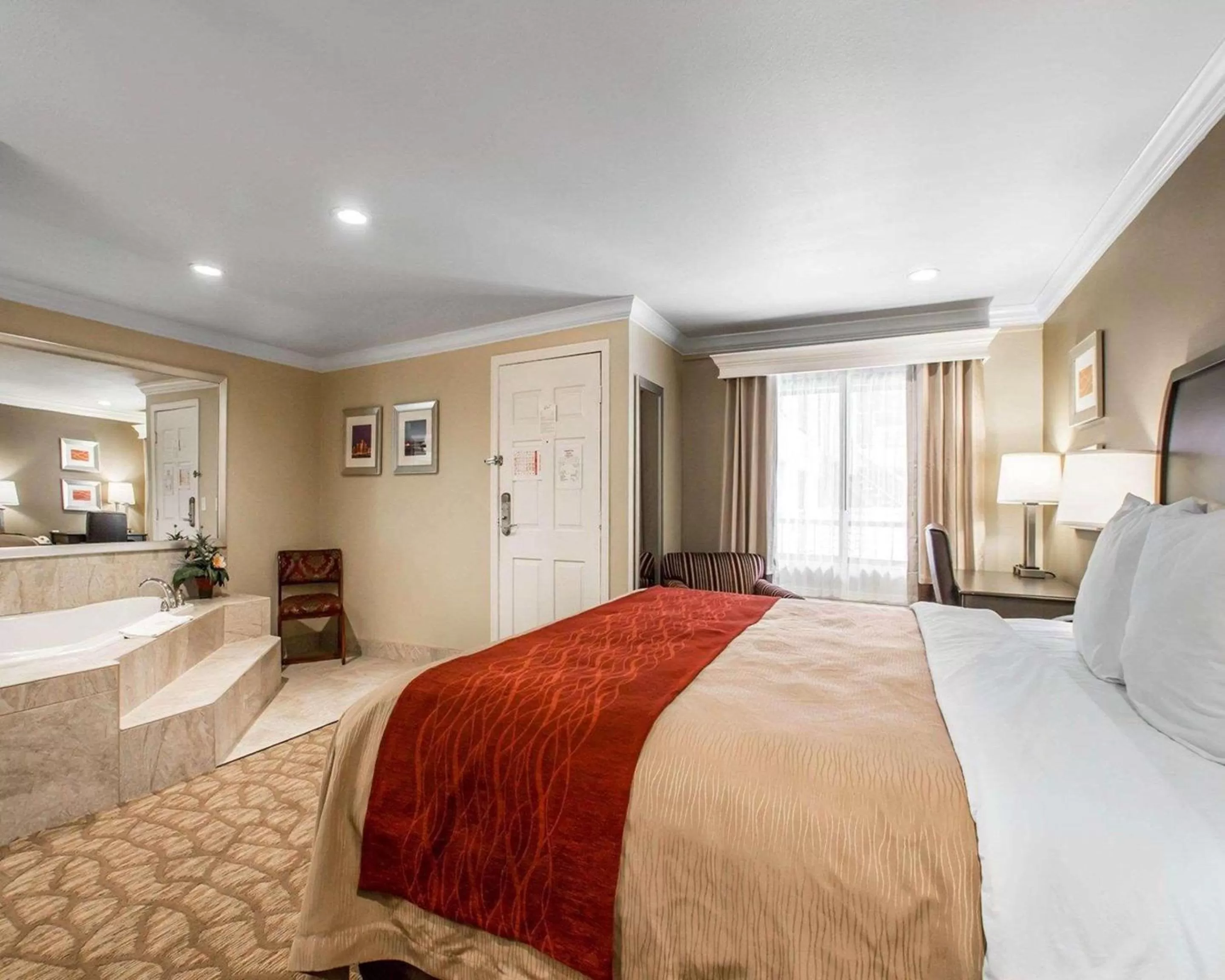 Photo of the whole room, Bed in Quality Inn Downey