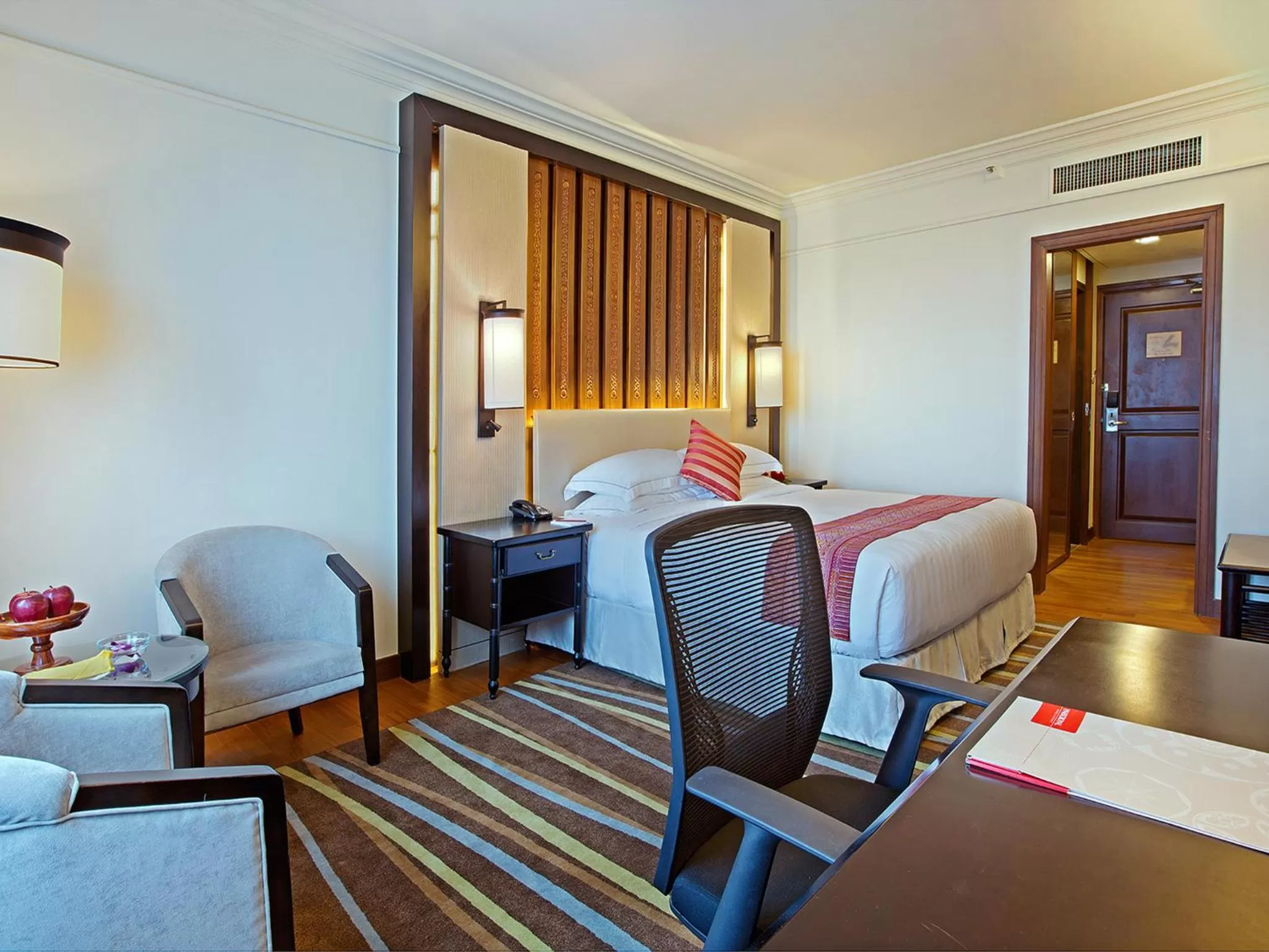 Bed in PARKROYAL Yangon