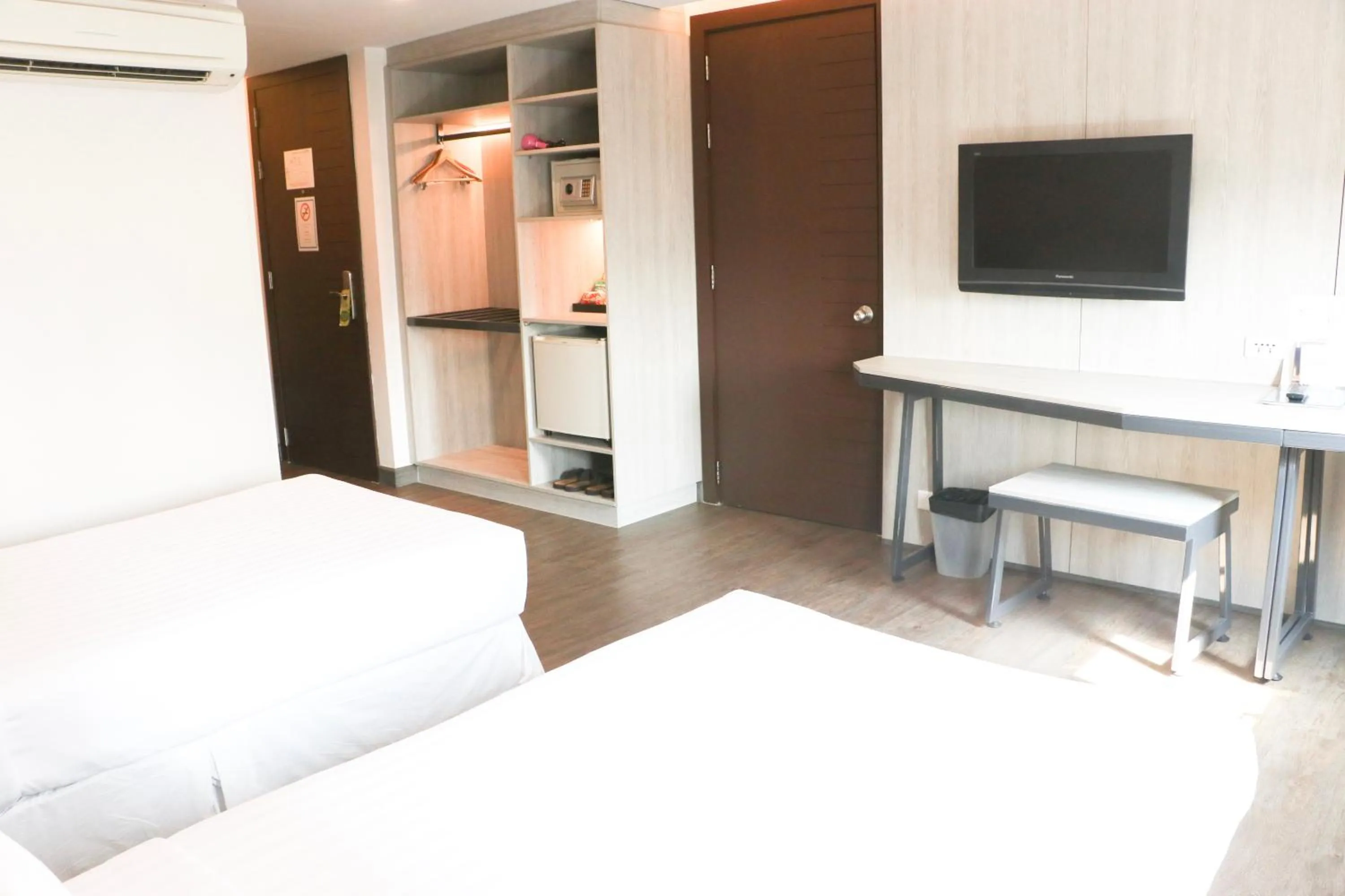 Seating area, Bed in The Mini R Ratchada