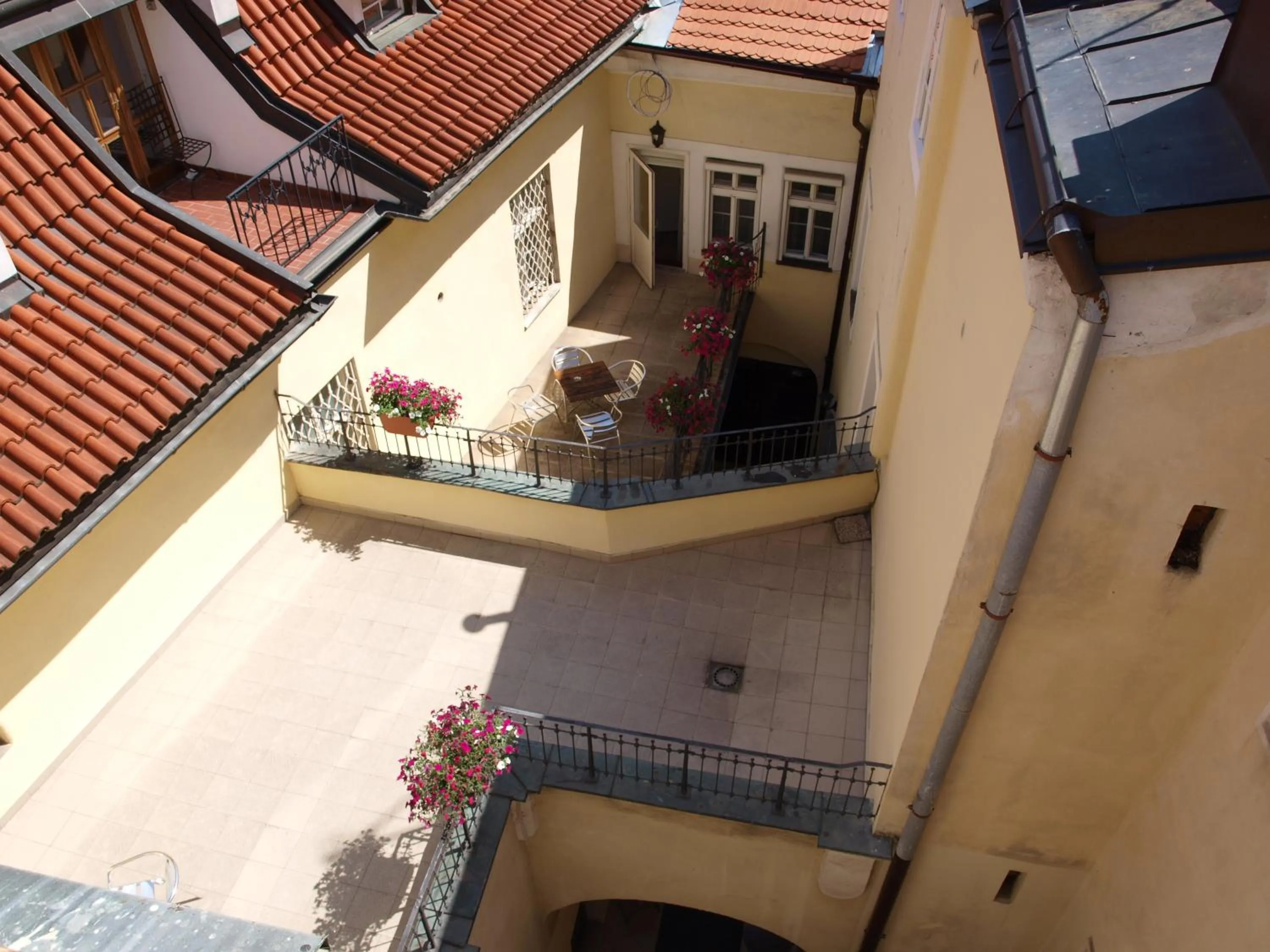 Inner courtyard view in Hotel King George