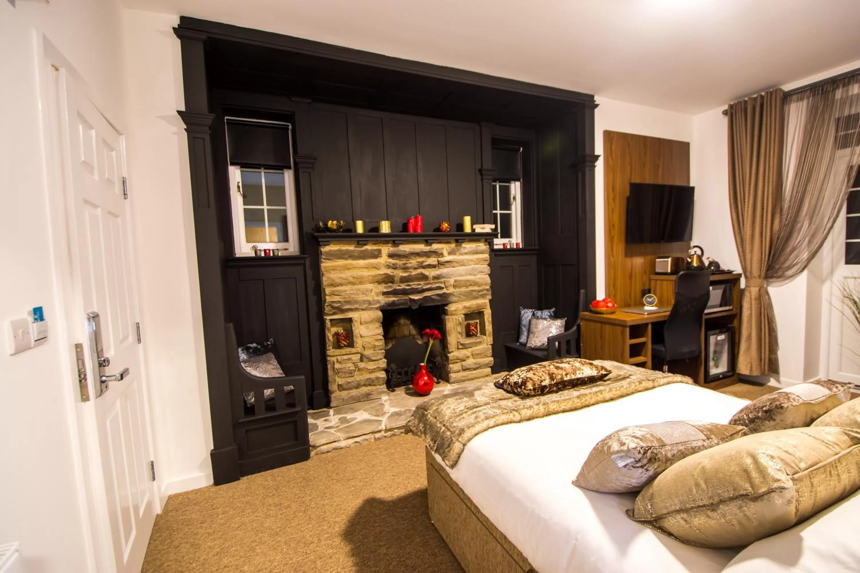 Bed in Trivelles Gatwick Hotel & airport Parking