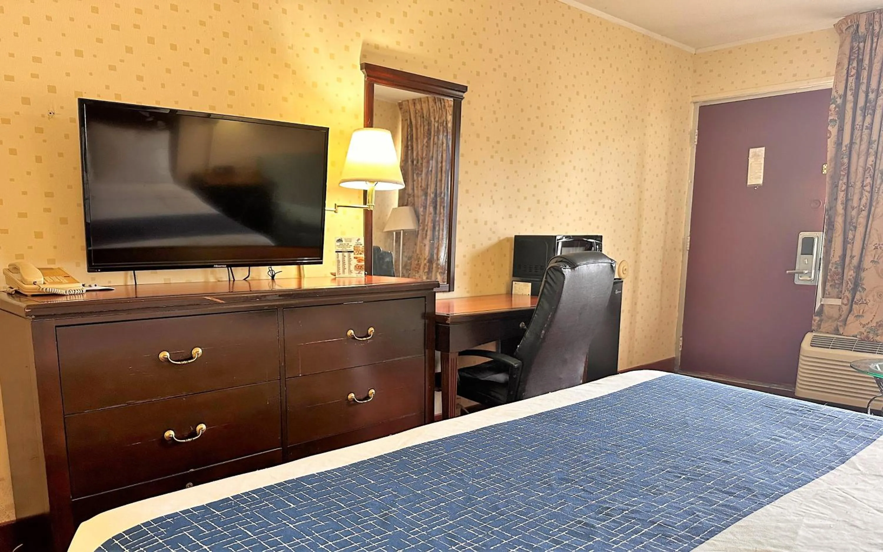 Guests, Bed in Travelodge by Wyndham Seymour