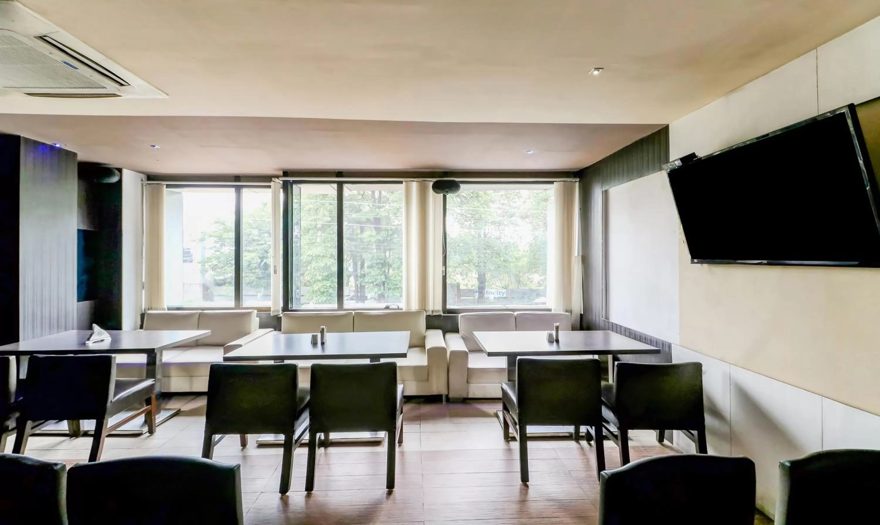 Restaurant/places to eat in Treebo Concerto Residentia