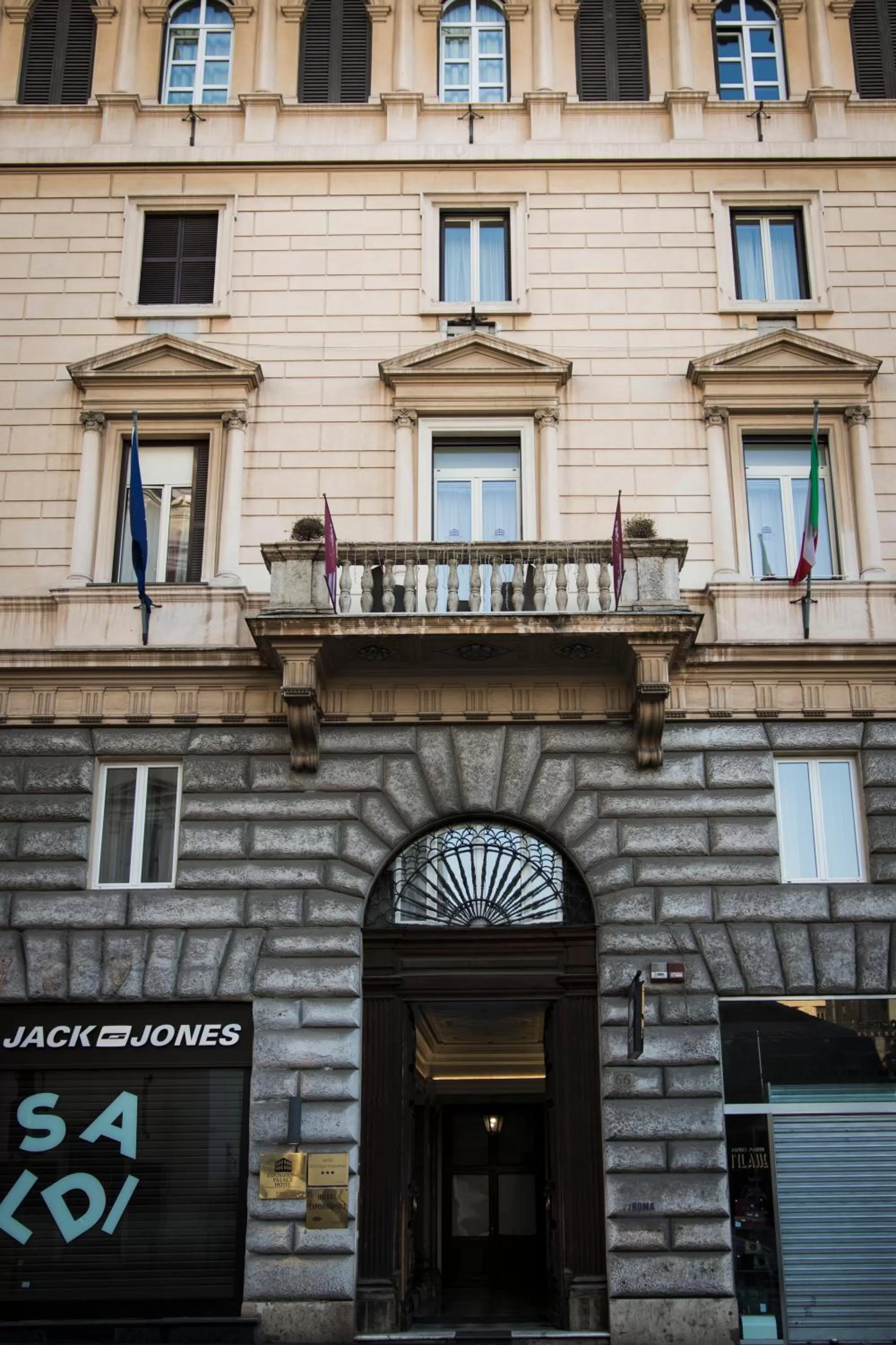 Facade/entrance in Esposizione Palace Hotel