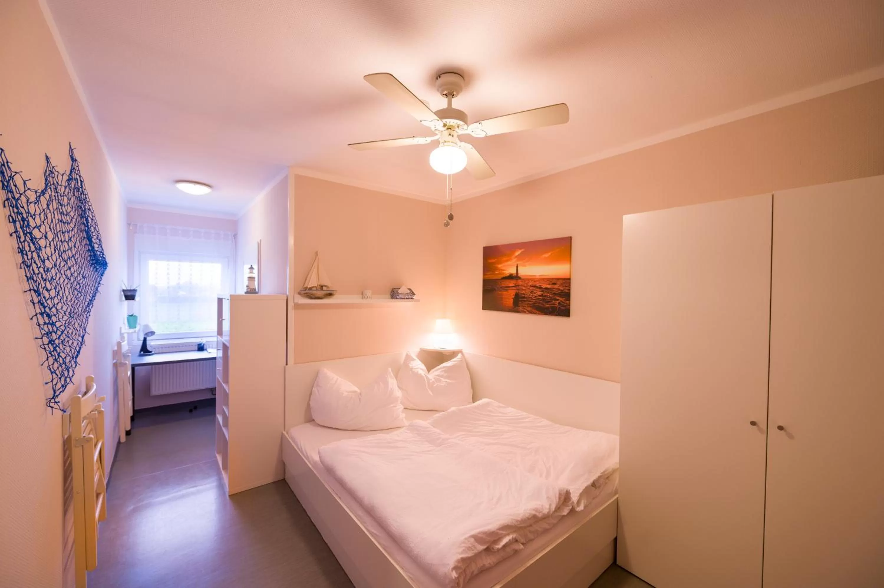 Photo of the whole room, Bed in La Port