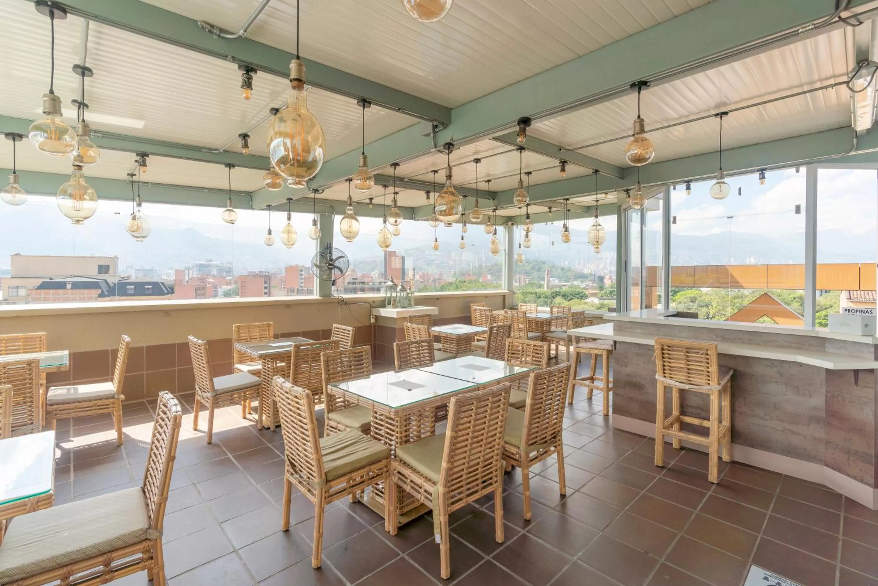 Restaurant/places to eat in Seven Inn Hotel