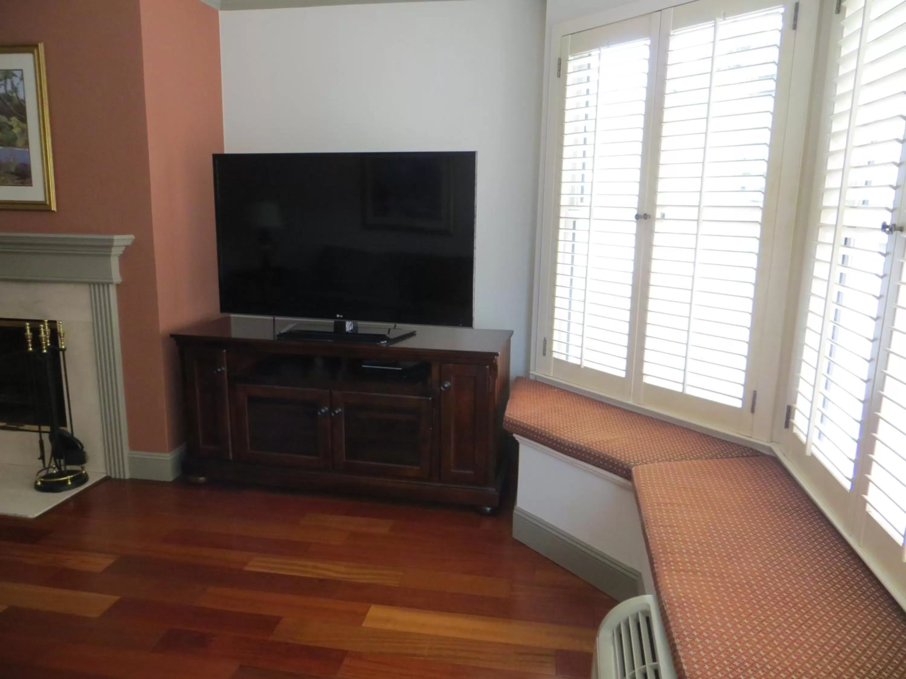 TV and multimedia in Cow Hollow Inn and Suites