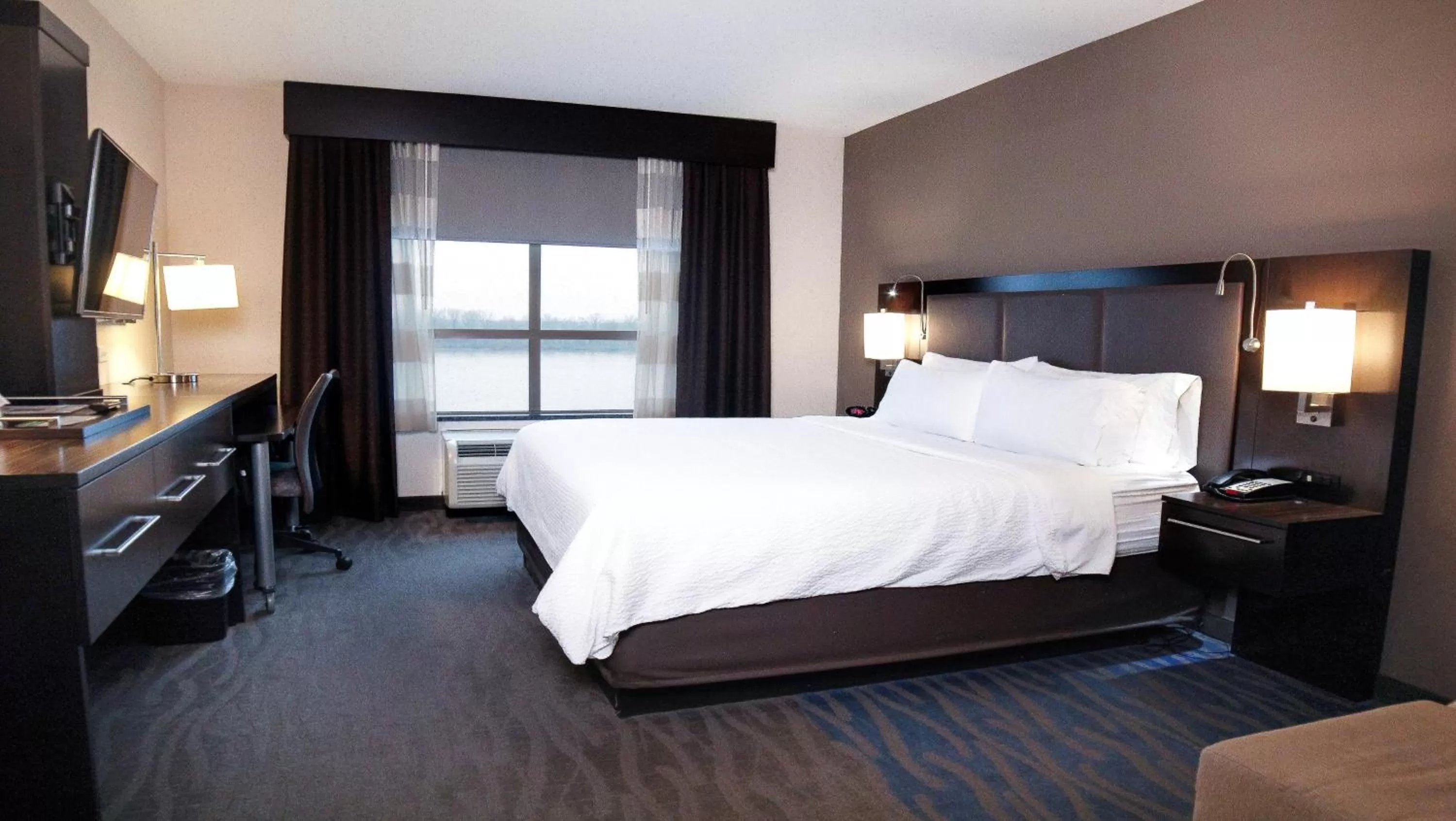 Photo of the whole room, Bed in Holiday Inn Owensboro Riverfront by IHG