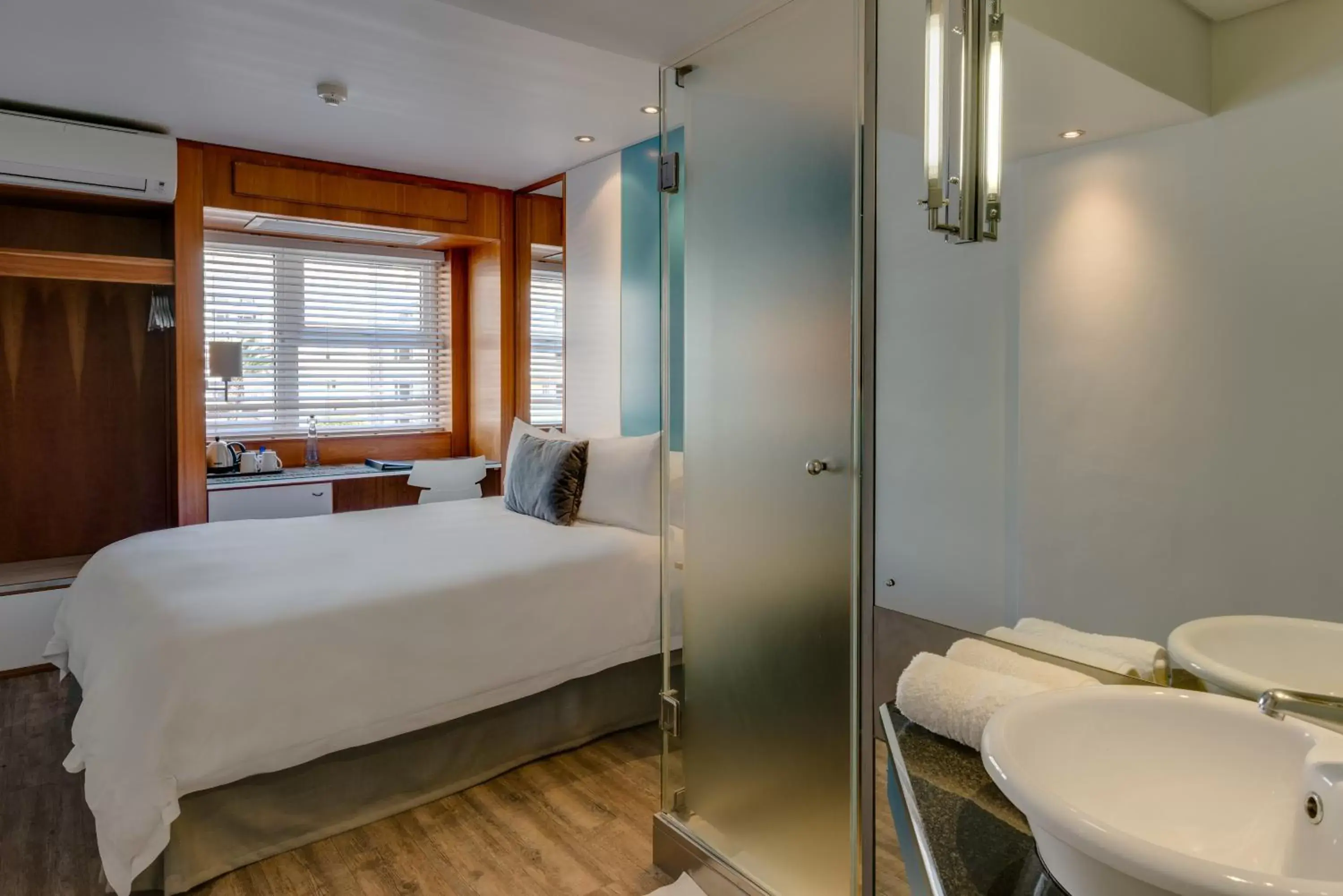 Guest room, 1 Queen in Protea Hotel by Marriott Cape Town Sea Point Guest room, 1 Queen in Protea Hotel by Marriott Cape Town Sea Point