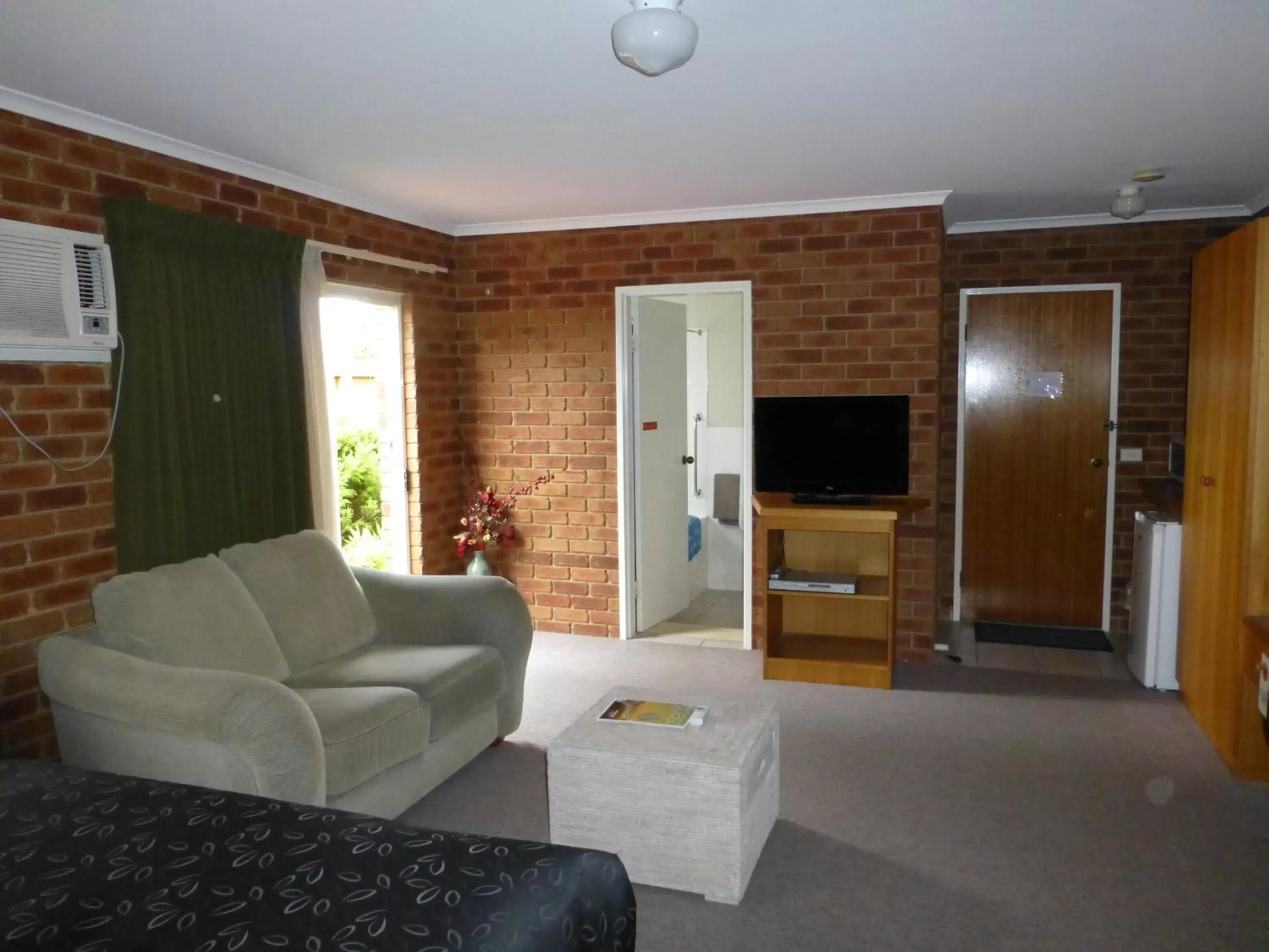 Queen Room with Spa Bath in Inverloch Central Motor Inn Queen Room with Spa Bath in Inverloch Central Motor Inn