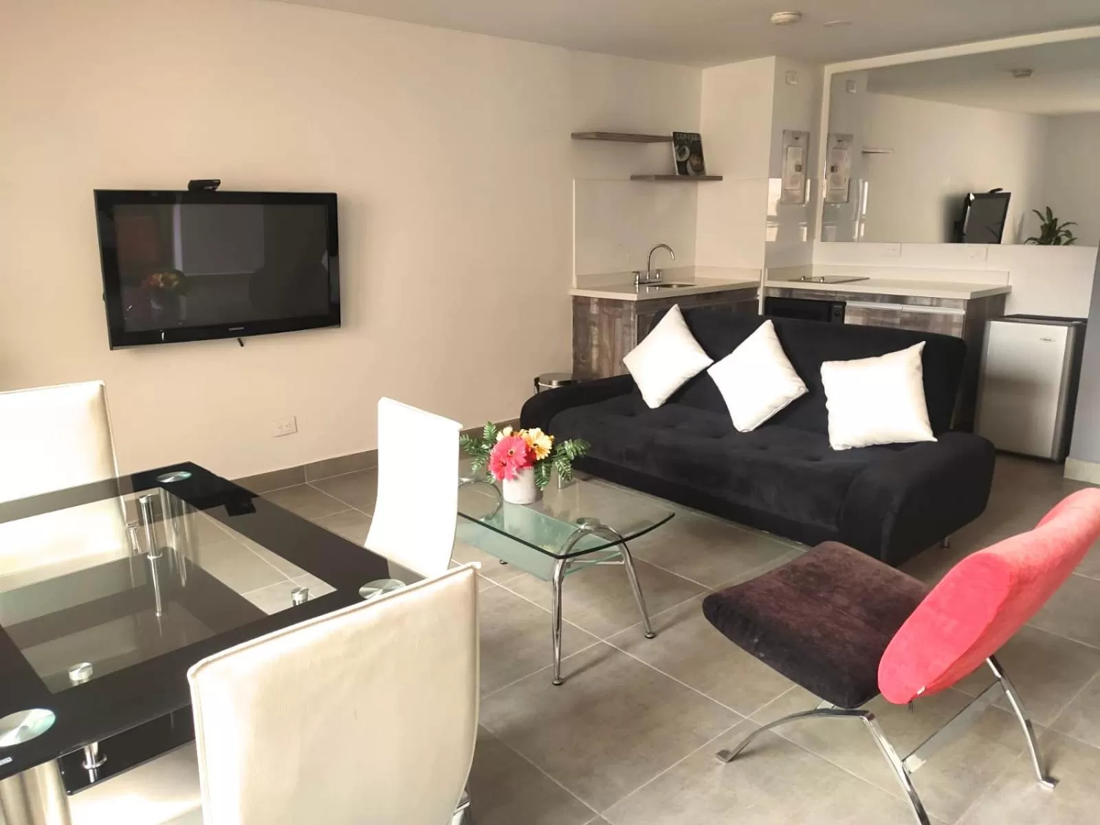 TV and multimedia in Cora 96 Street Apartments