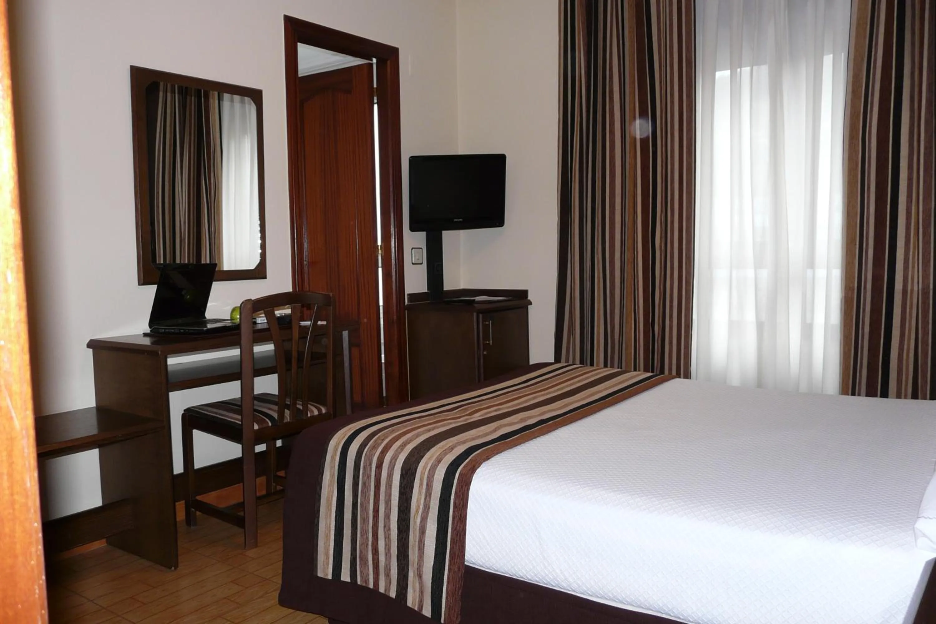 Photo of the whole room, Bed in Idh Angel