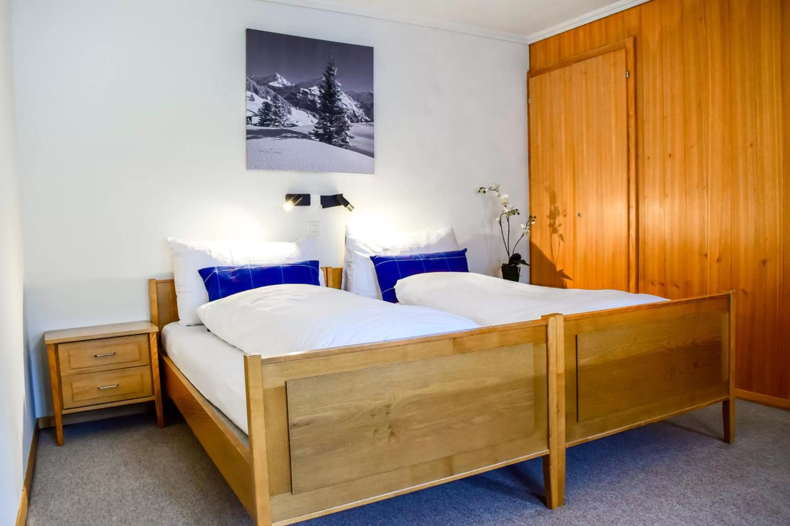 Photo of the whole room in First Lodge