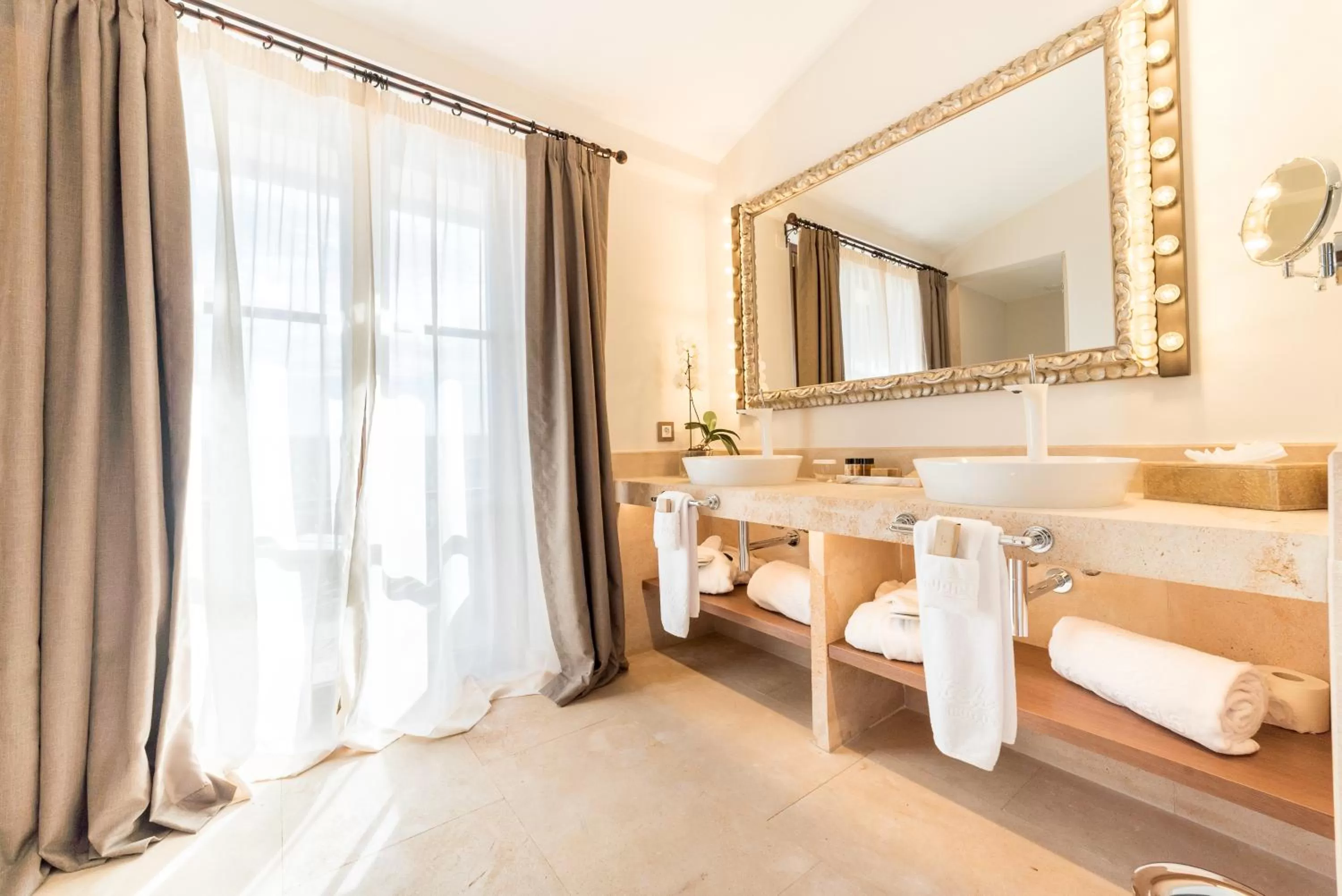 Bathroom, Bed in Hotel Creu de Tau Art&Spa-Adults only