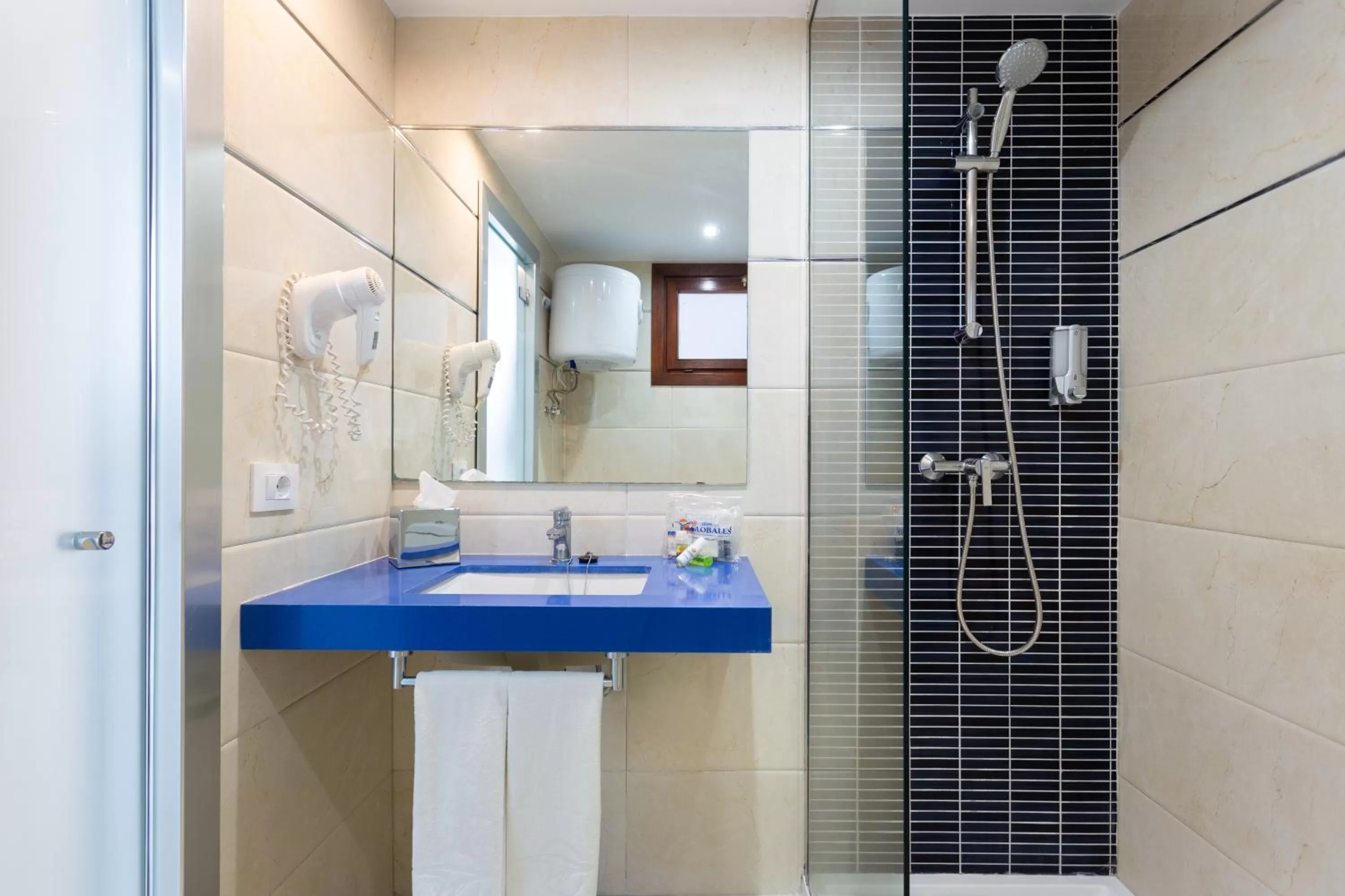 Bathroom in Globales Tamaimo Tropical