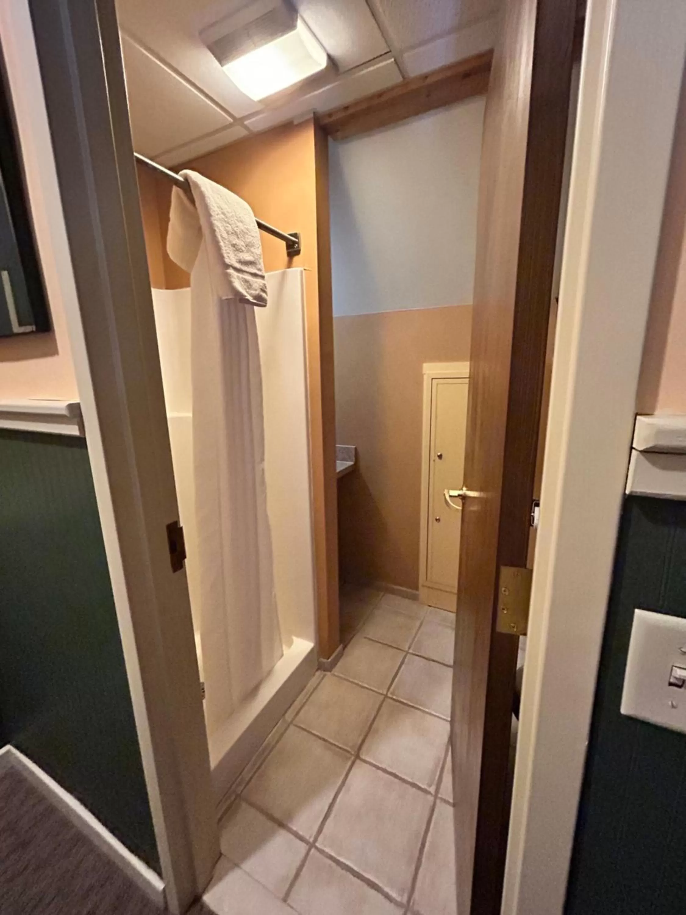 Shower in The Common Man Inn, Spa & Lodge