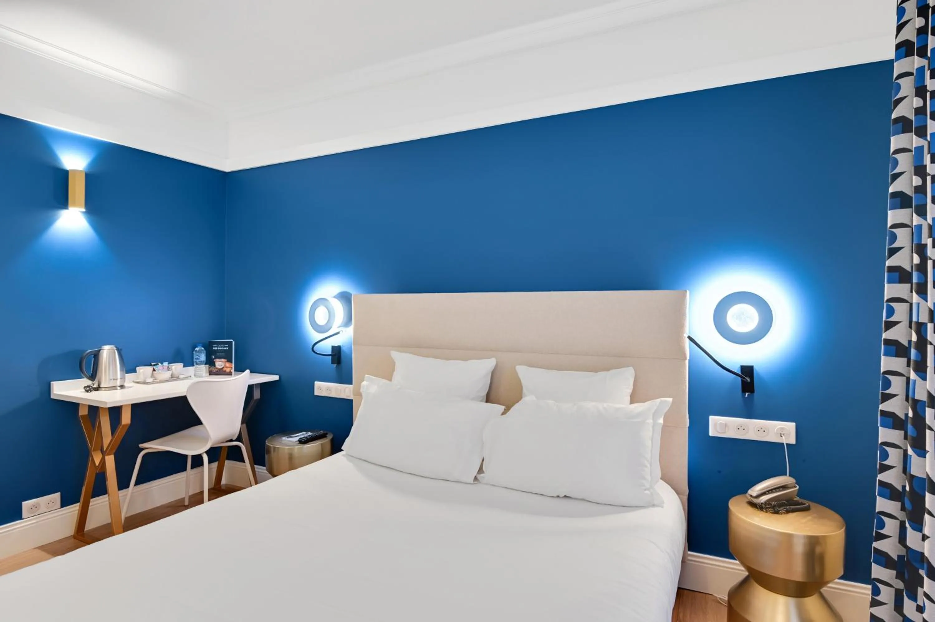 Bed in Hotel Elysees Opera