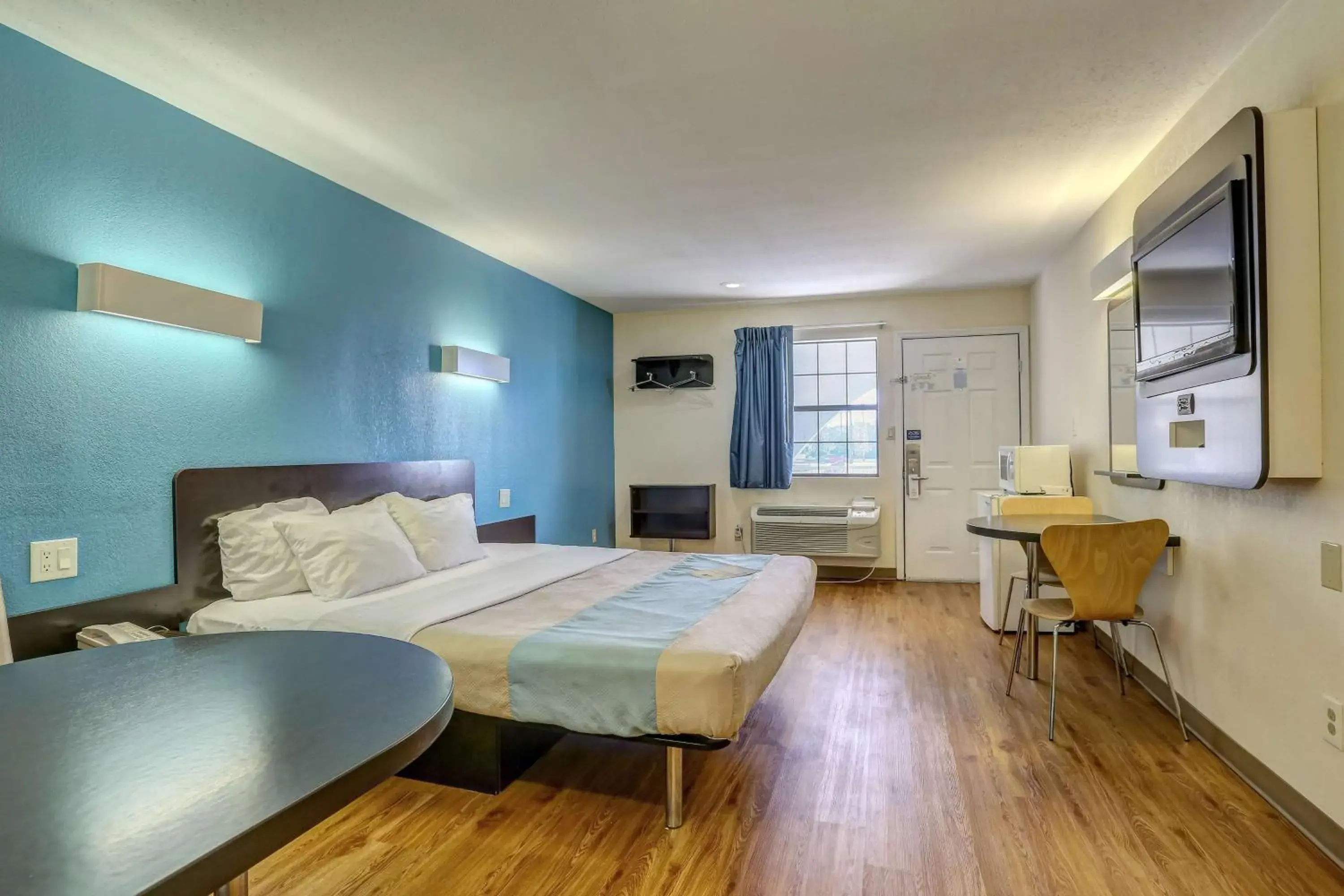 King Room - Smoking in Motel 6-Dickson, TN King Room - Smoking in Motel 6-Dickson, TN