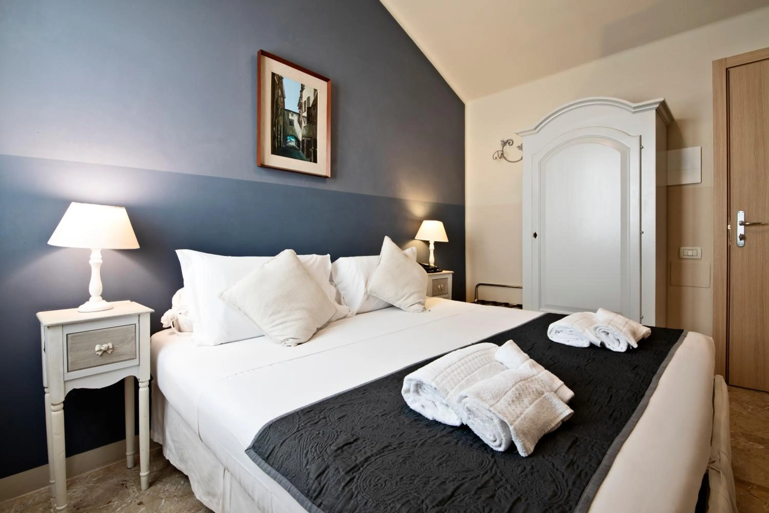 Bedroom, Bed in Hotel Broletto - Centro Storico