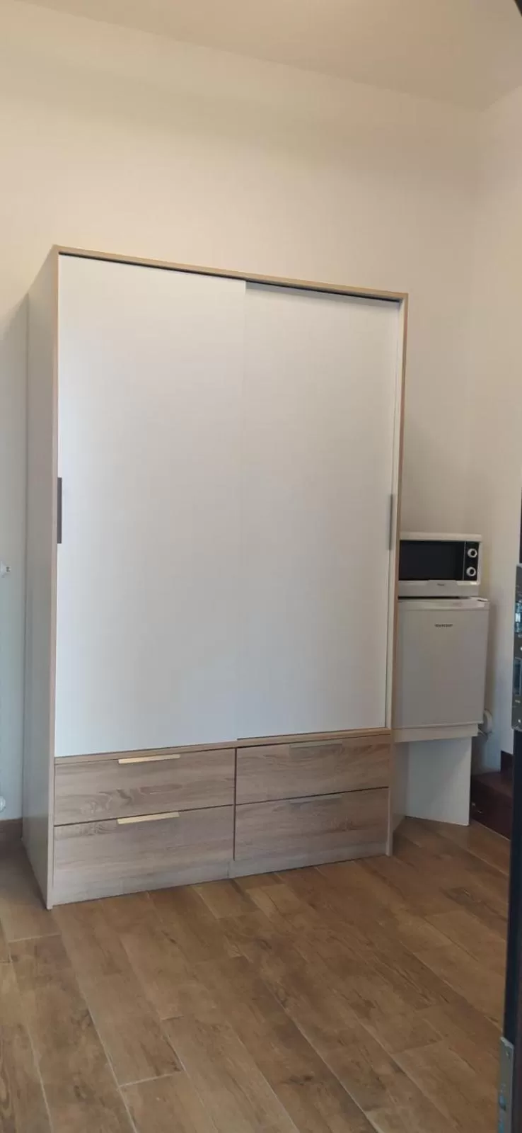 minibar, TV/Entertainment Center in "La Selvetta" bed and breakfast