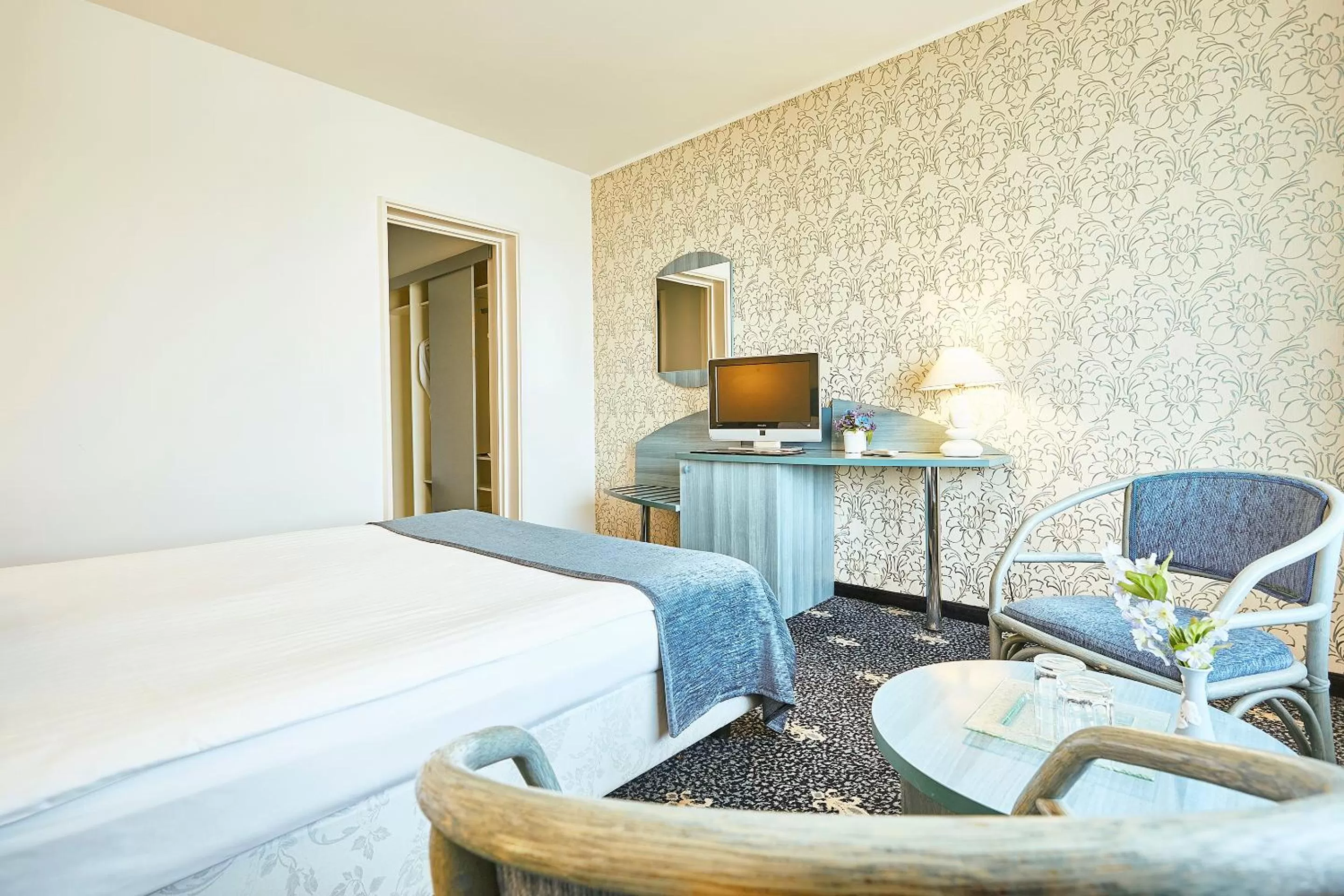 Photo of the whole room, Bed in Continental Drobeta Turnu Severin