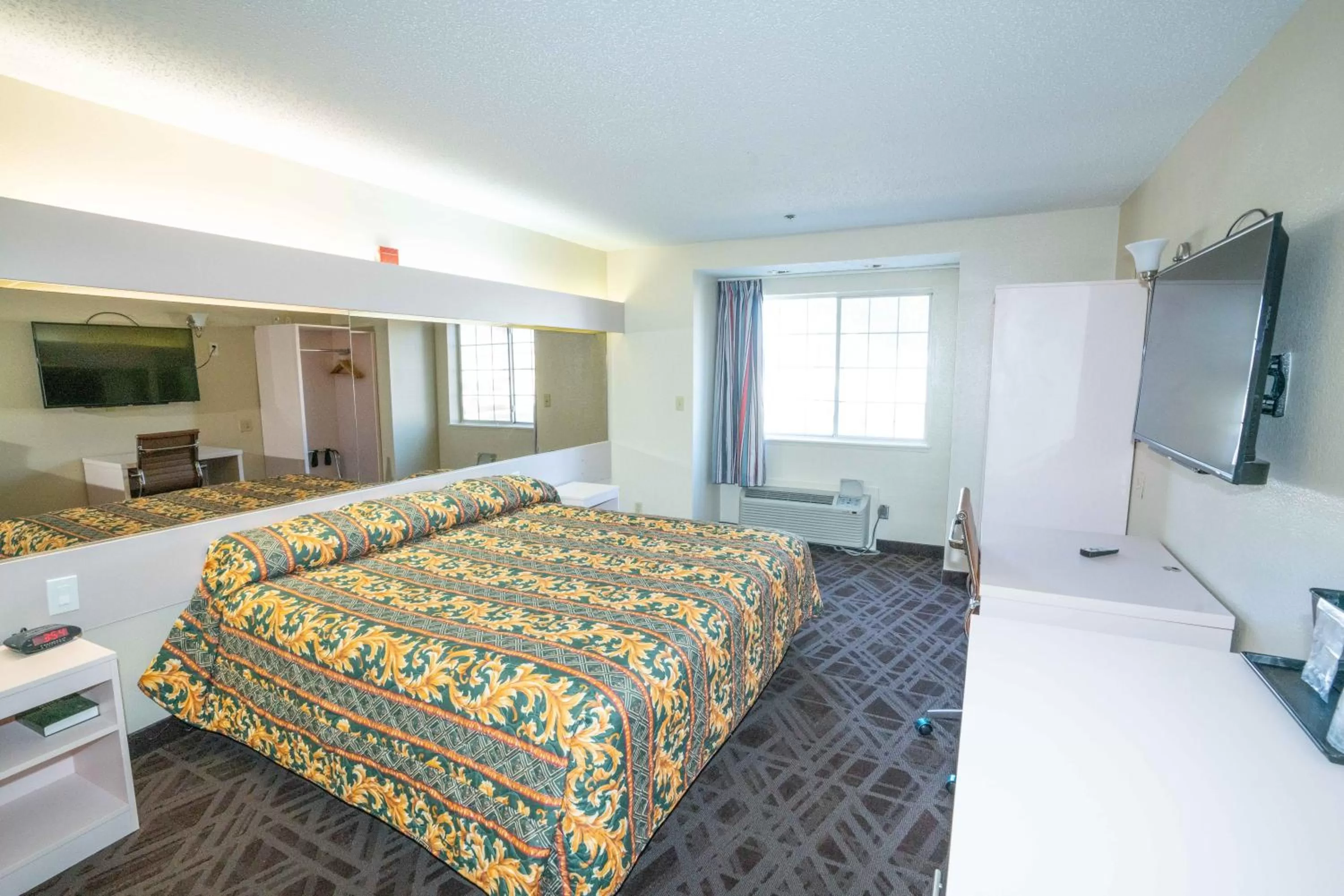 Photo of the whole room, Bed in Regency Inn & Suites DFW