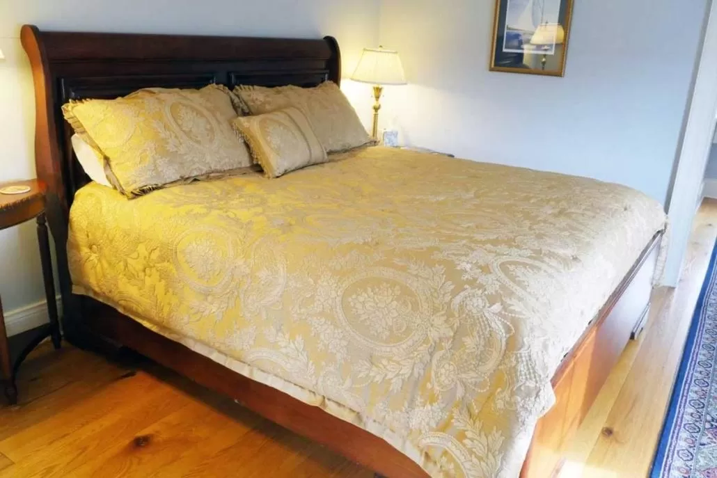 Bed in Compass Rose Inn