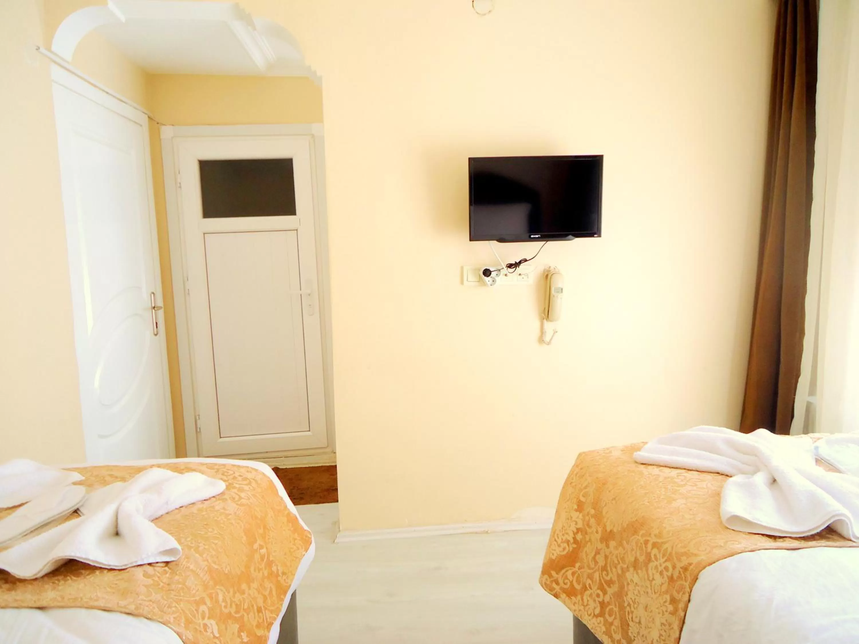 Photo of the whole room, TV/Entertainment Center in Tolga Hotel