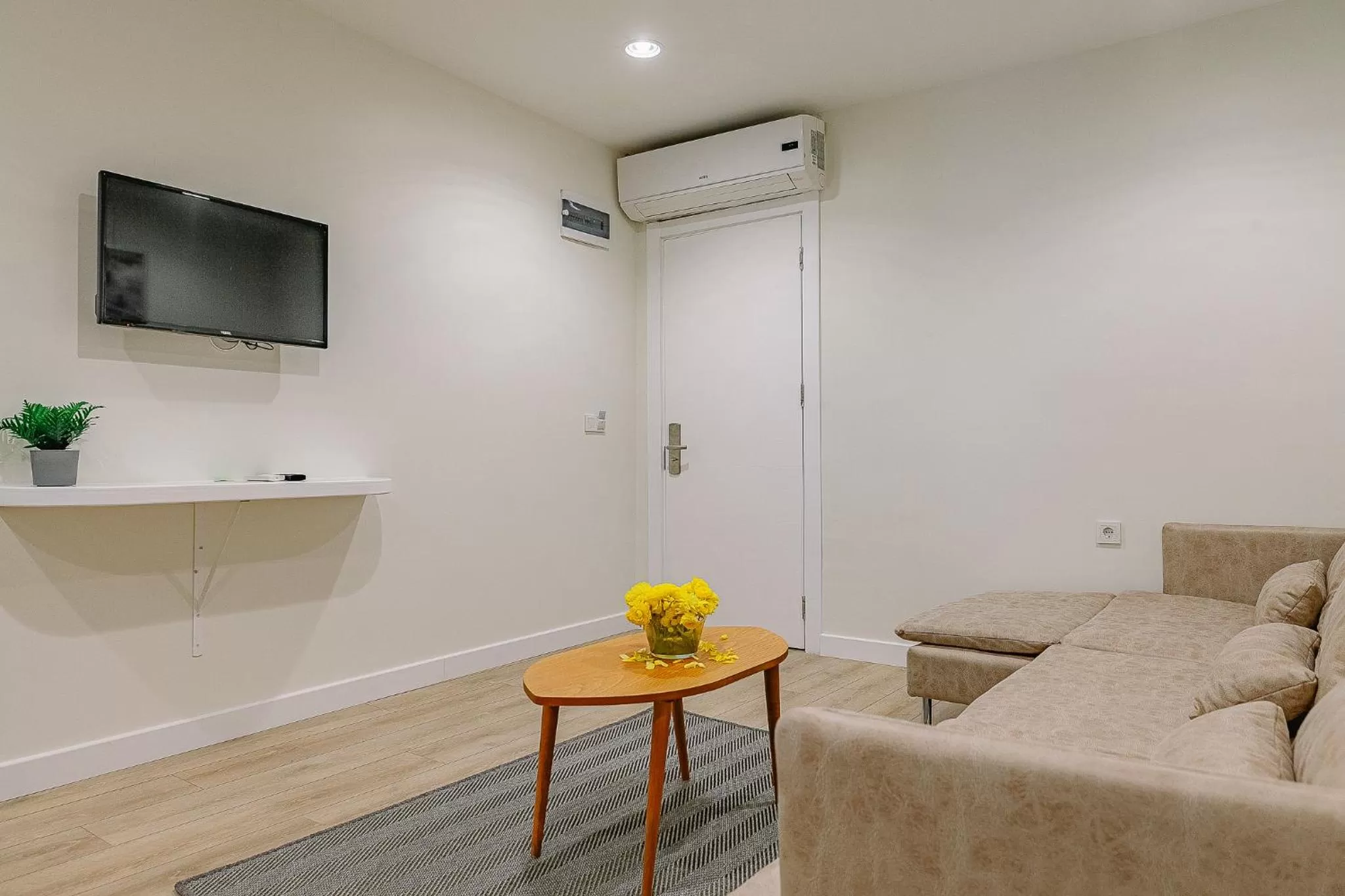 Communal lounge/ TV room in The Wilson Galata Hotel