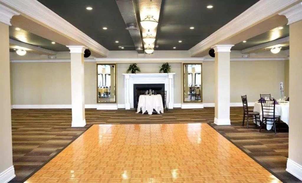 Property building in Niagara Crossing Hotel and Spa