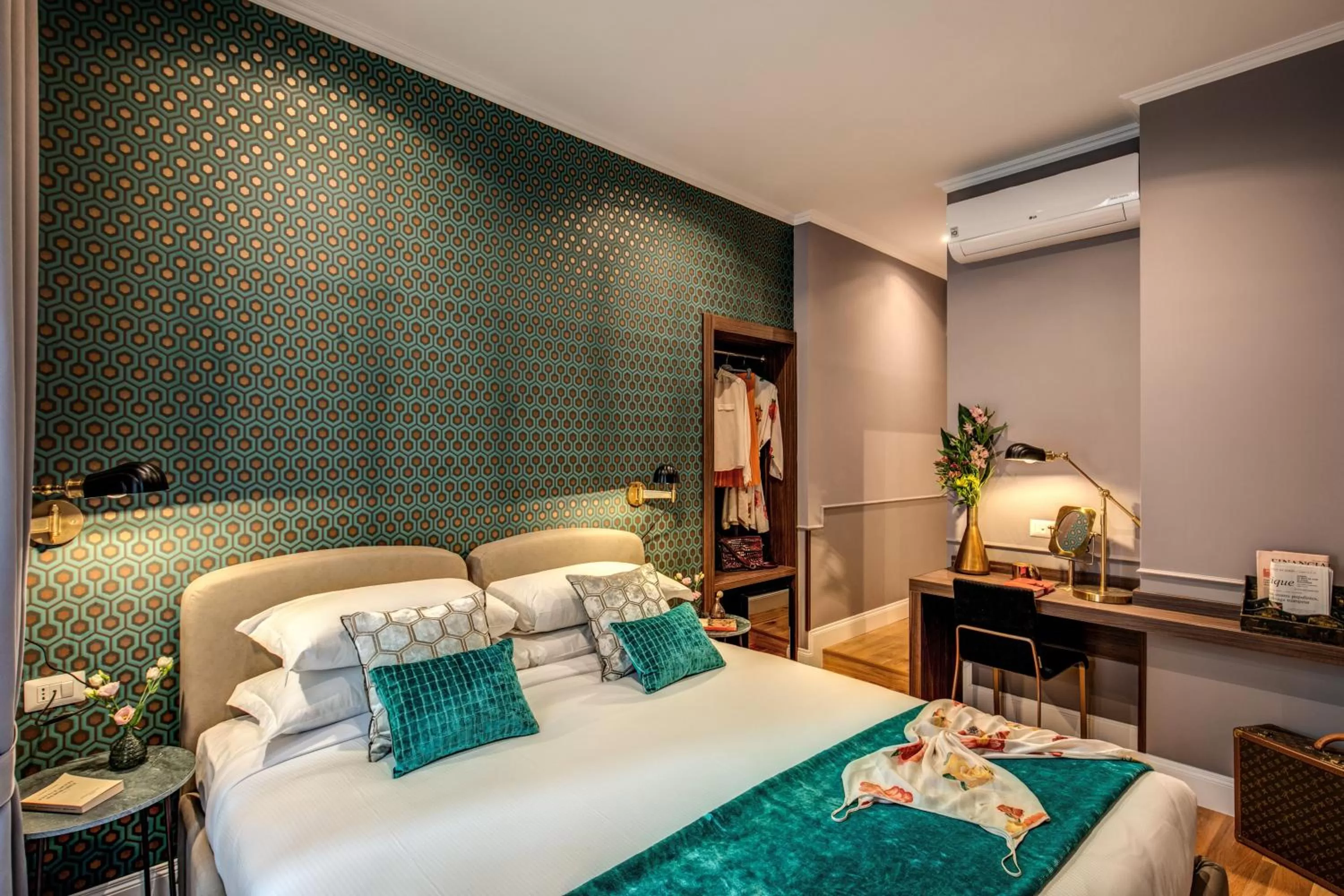 Bed in Tree Charme Parliament Boutique Hotel