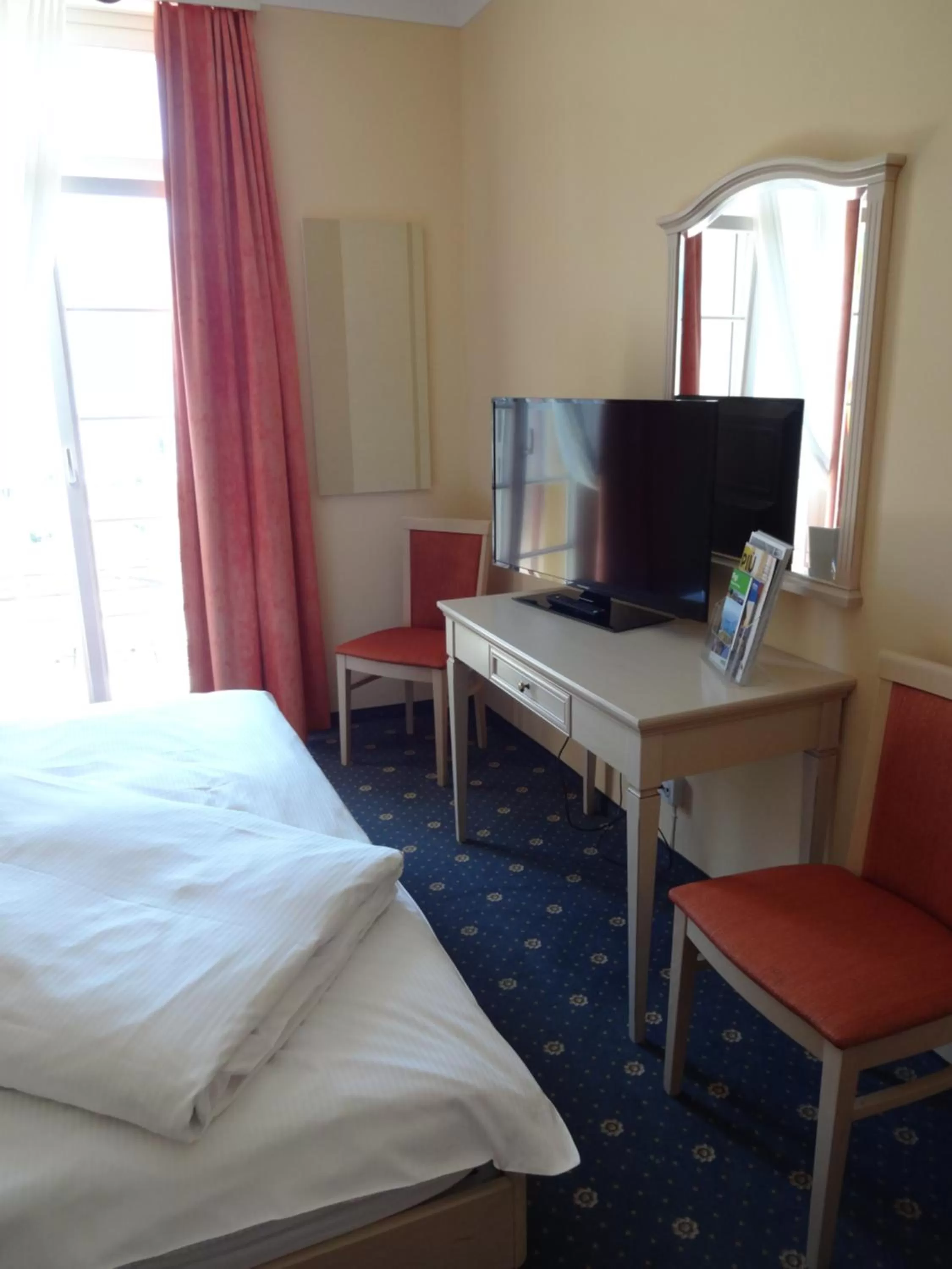 Bedroom, Bed in Hotel Schweizerhof