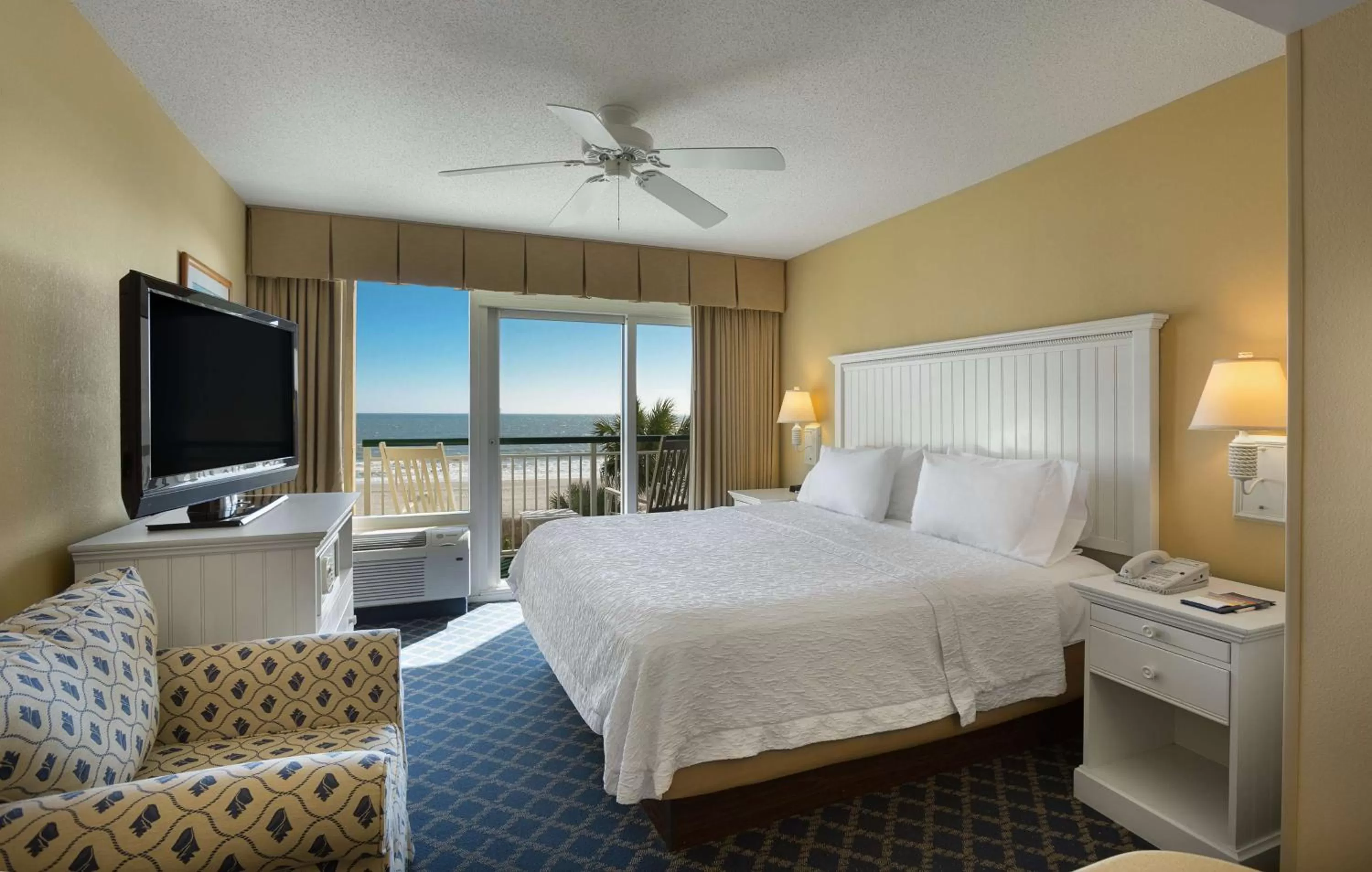 1 King Oceanfront w/Kitchen in Hampton Inn & Suites Myrtle Beach Oceanfront