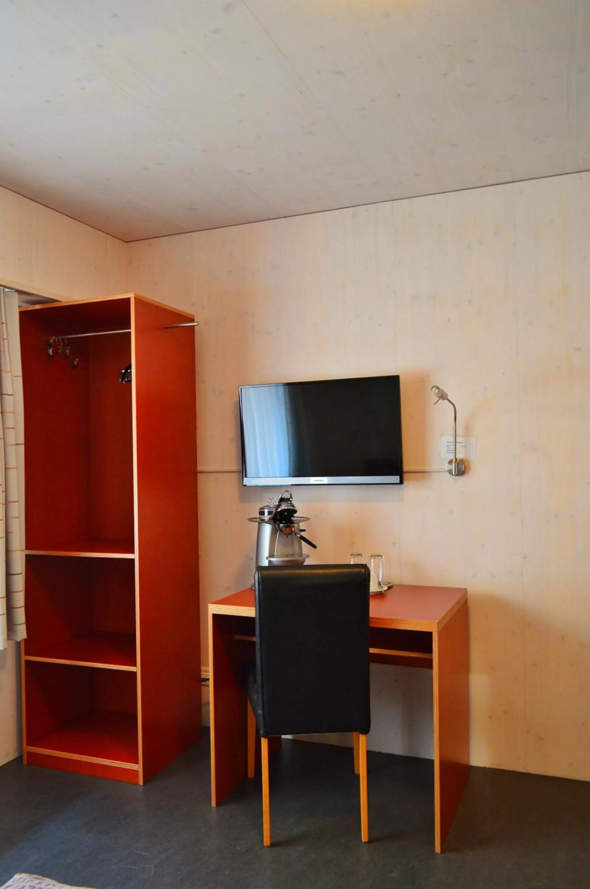 TV and multimedia, TV/Entertainment Center in Gasthaus Ochsen