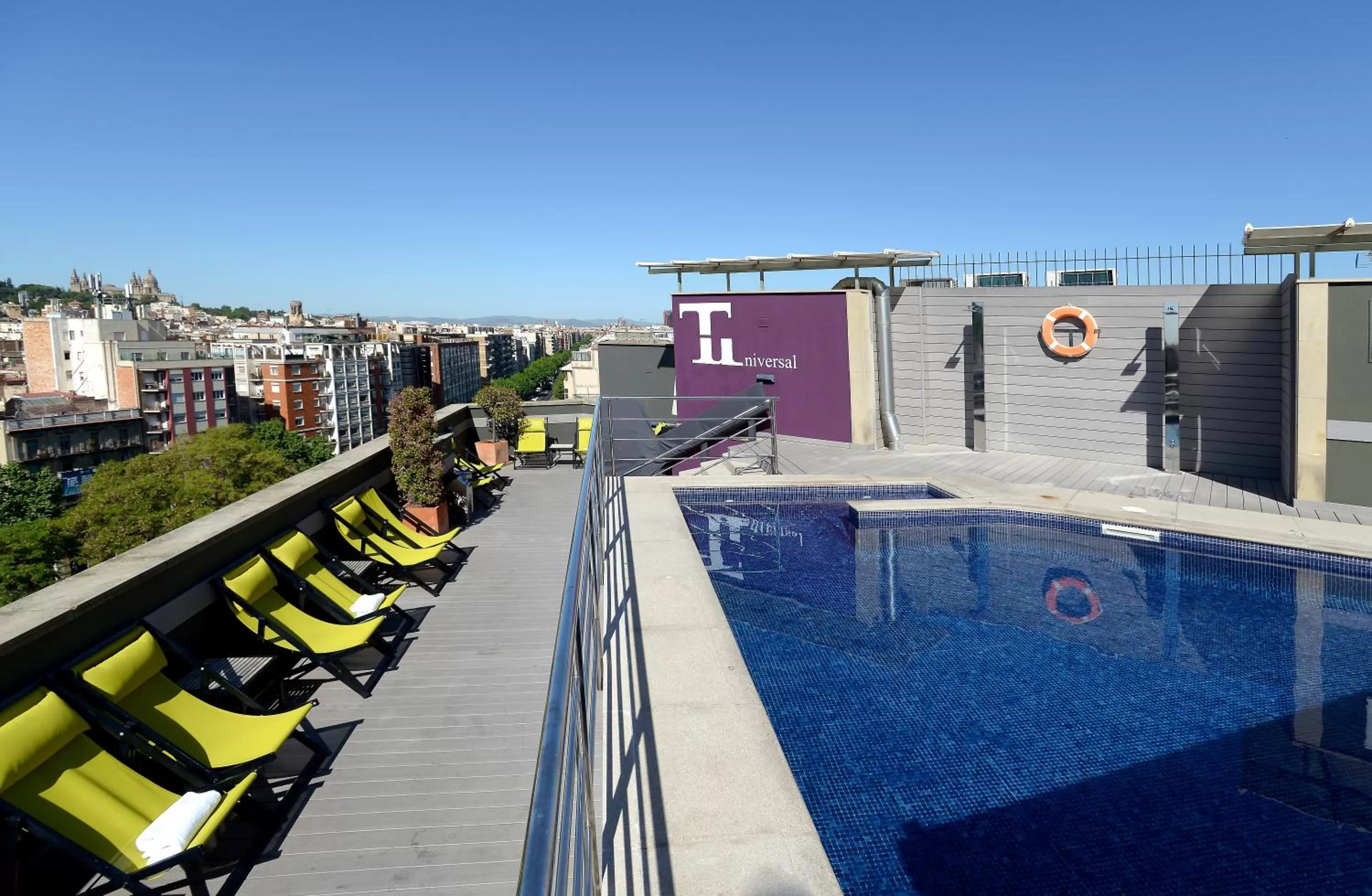 Swimming pool in Hotel Barcelona Universal