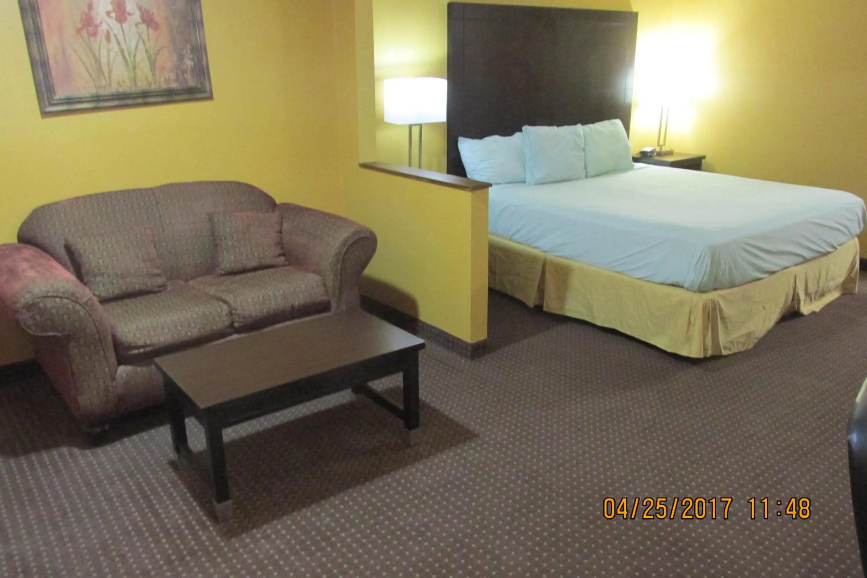 Bed in Americas Best Value Inn Byram