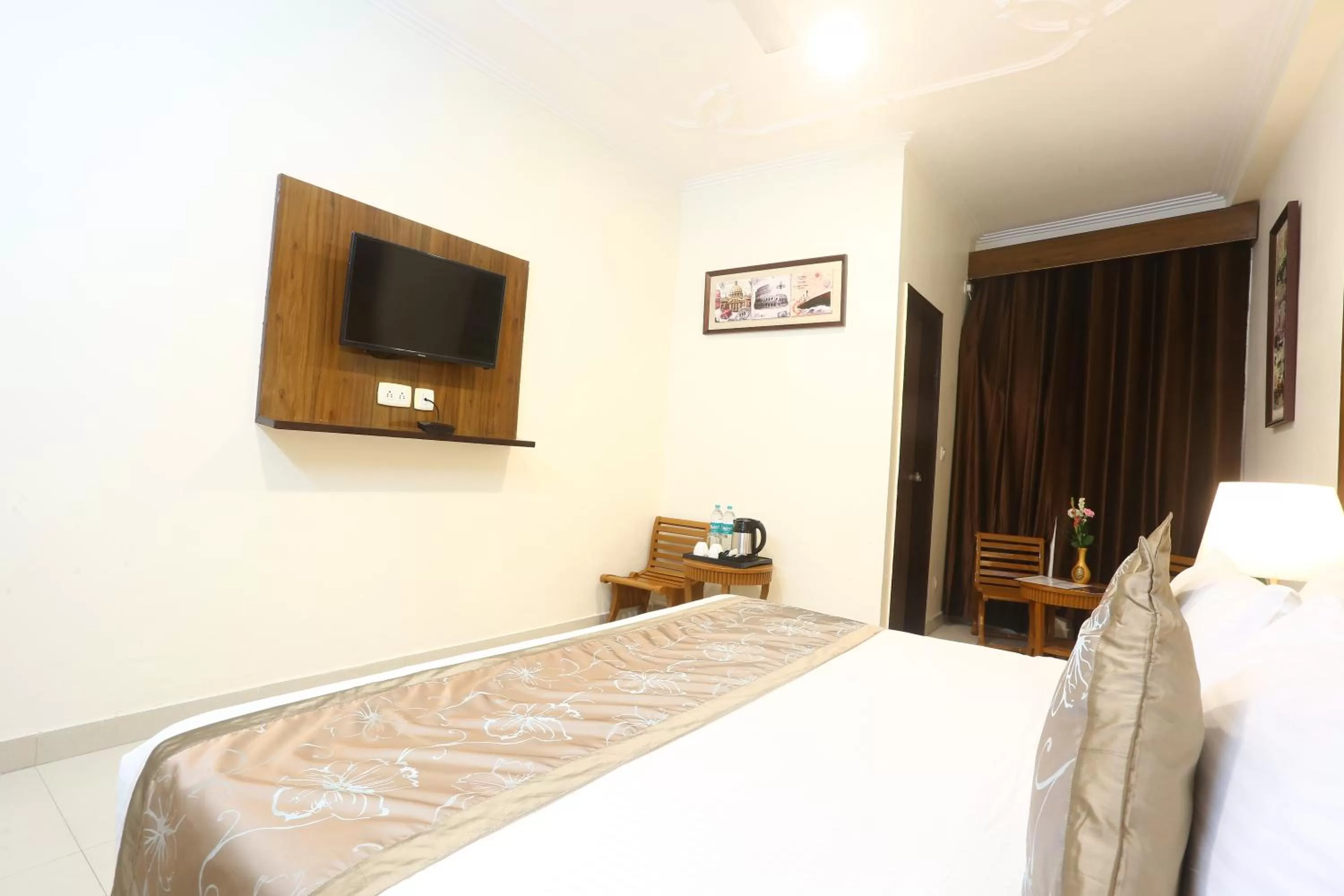 Bedroom, Bed in Hotel Earth