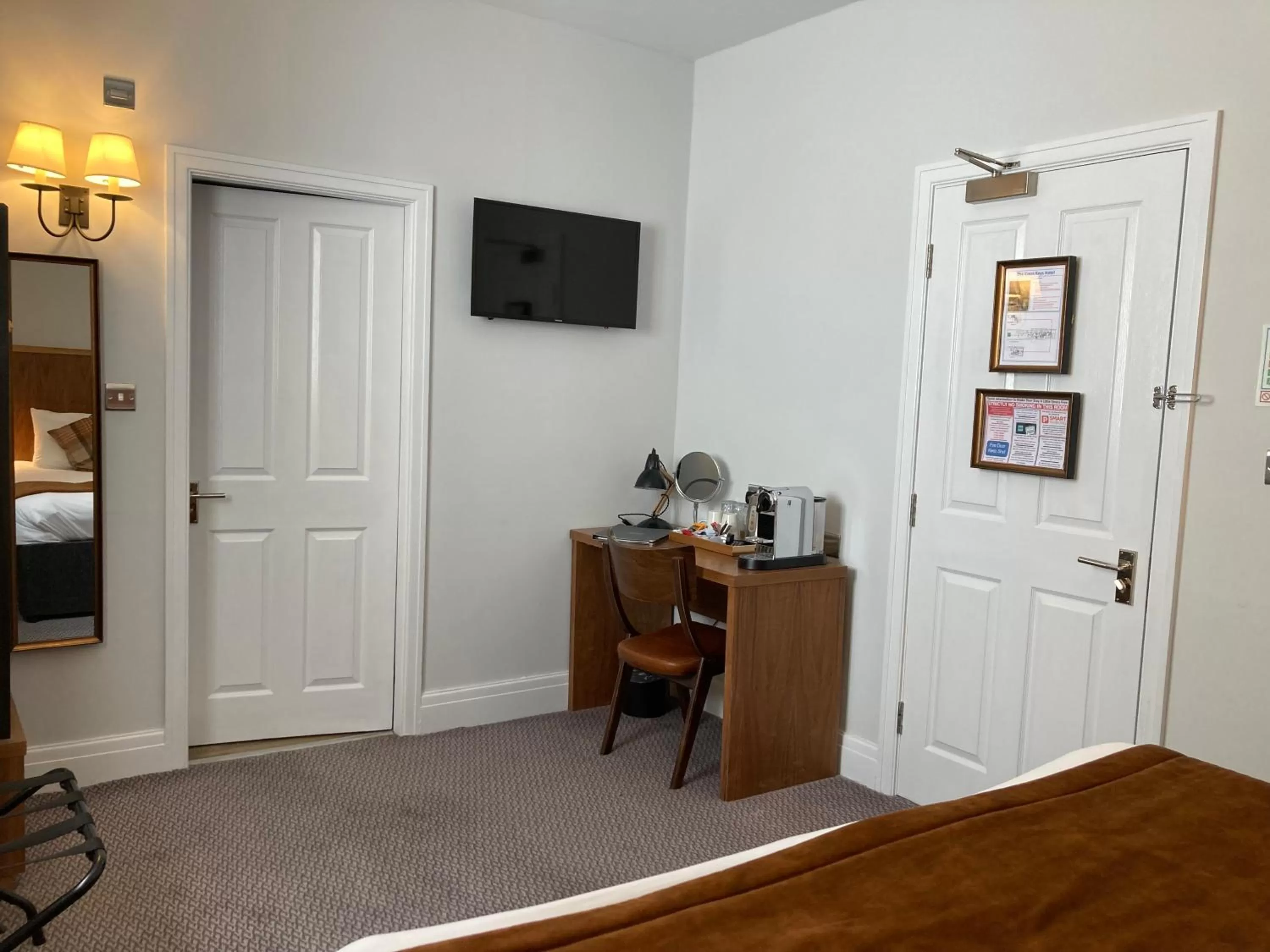 TV and multimedia, Bed in The Cross-Keys Hotel