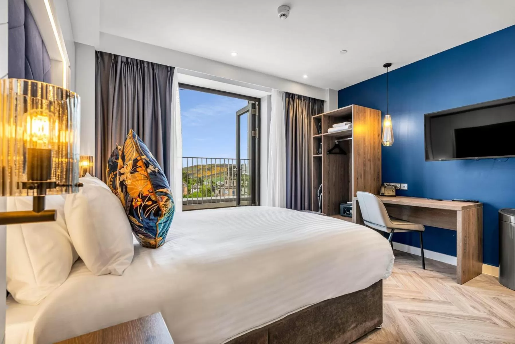 Bedroom, Bed in Roomzzz Edinburgh