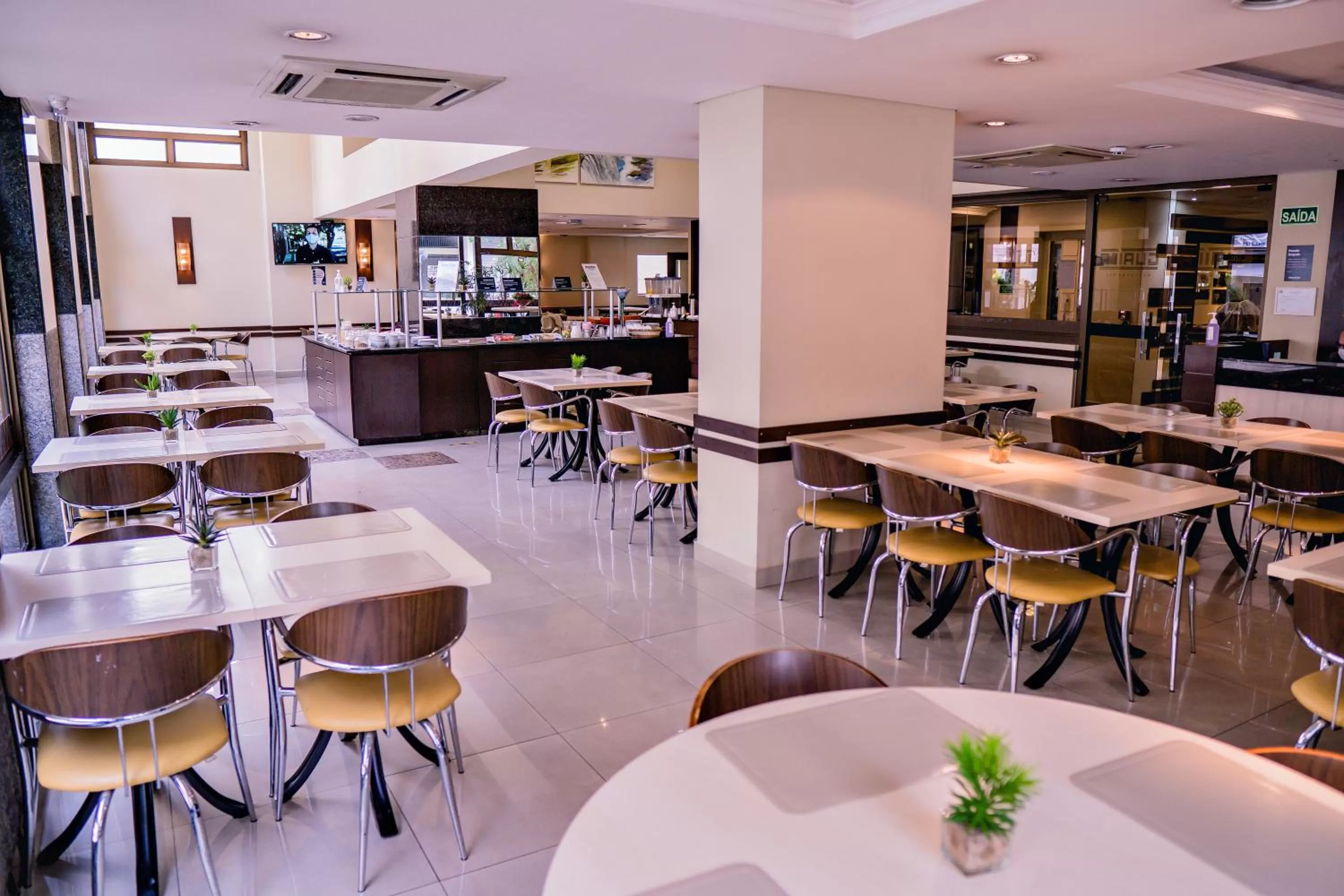 Restaurant/places to eat in Master Curitiba Hotel - 1,6 km do Estádio Couto Pereira - Show