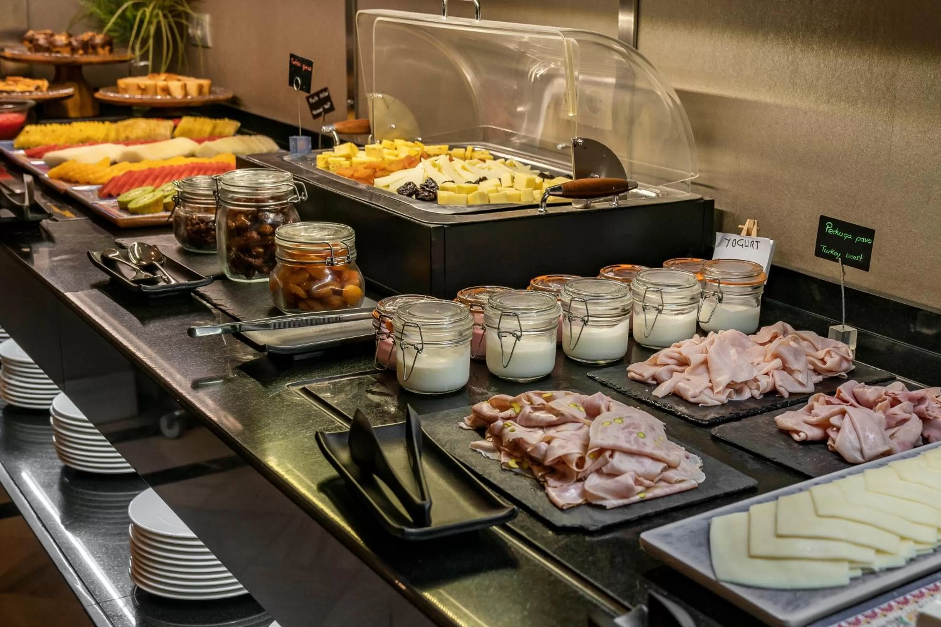 Buffet breakfast in Vincci Albayzin
