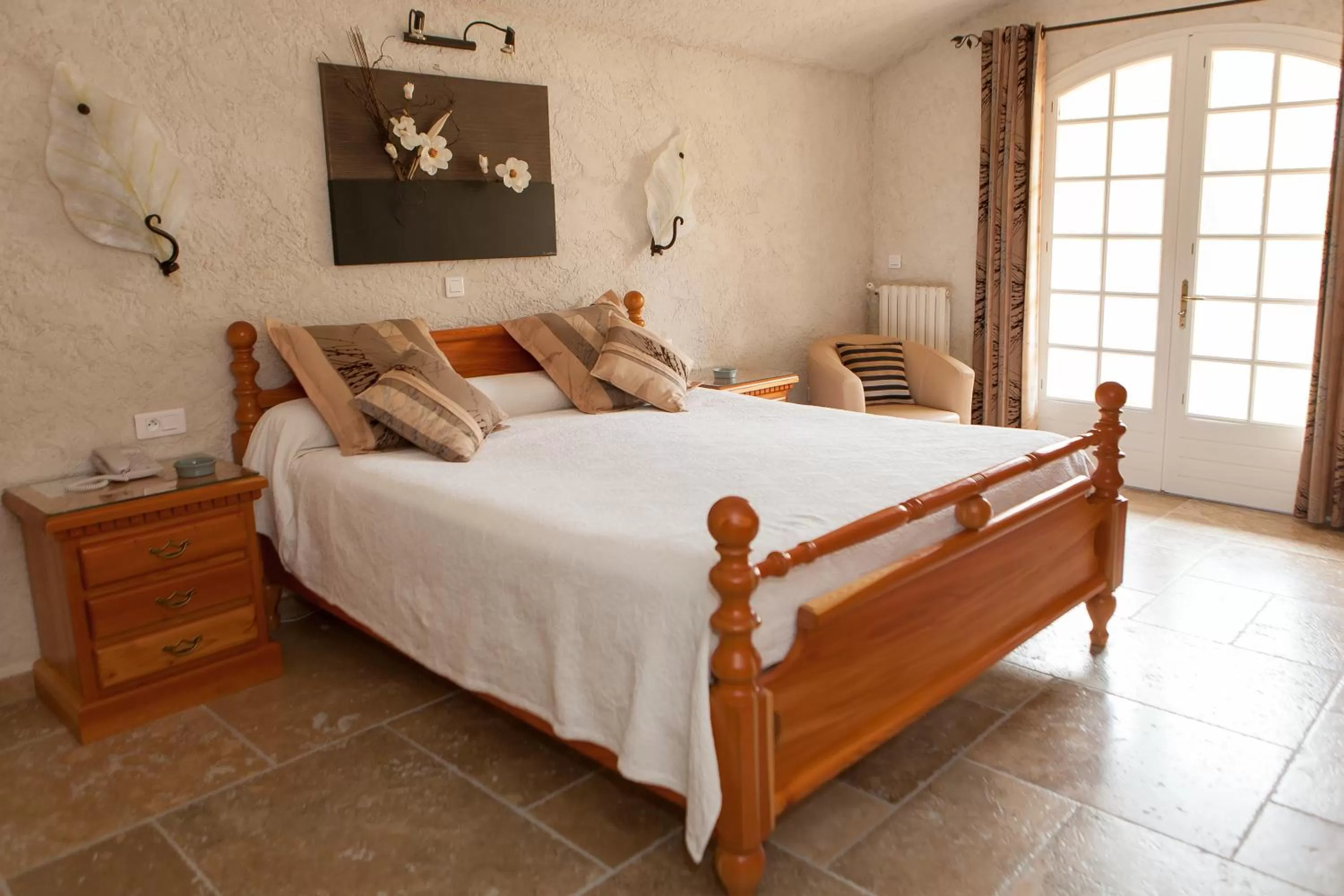 Photo of the whole room, Bed in L' Escapade Hôtel & Restaurant