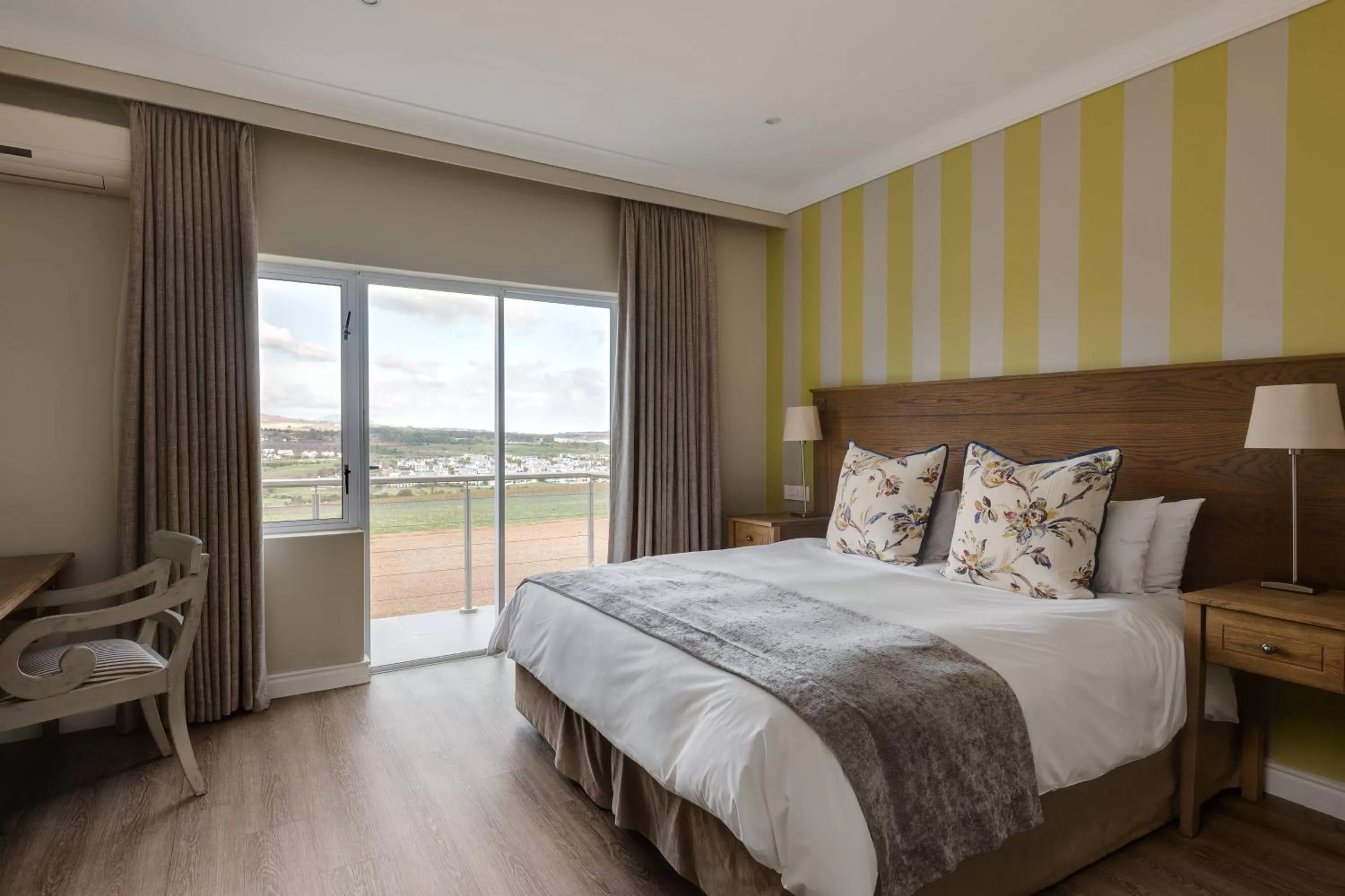 Photo of the whole room, Bed in Protea Hotel by Marriott Stellenbosch & Conference Centre