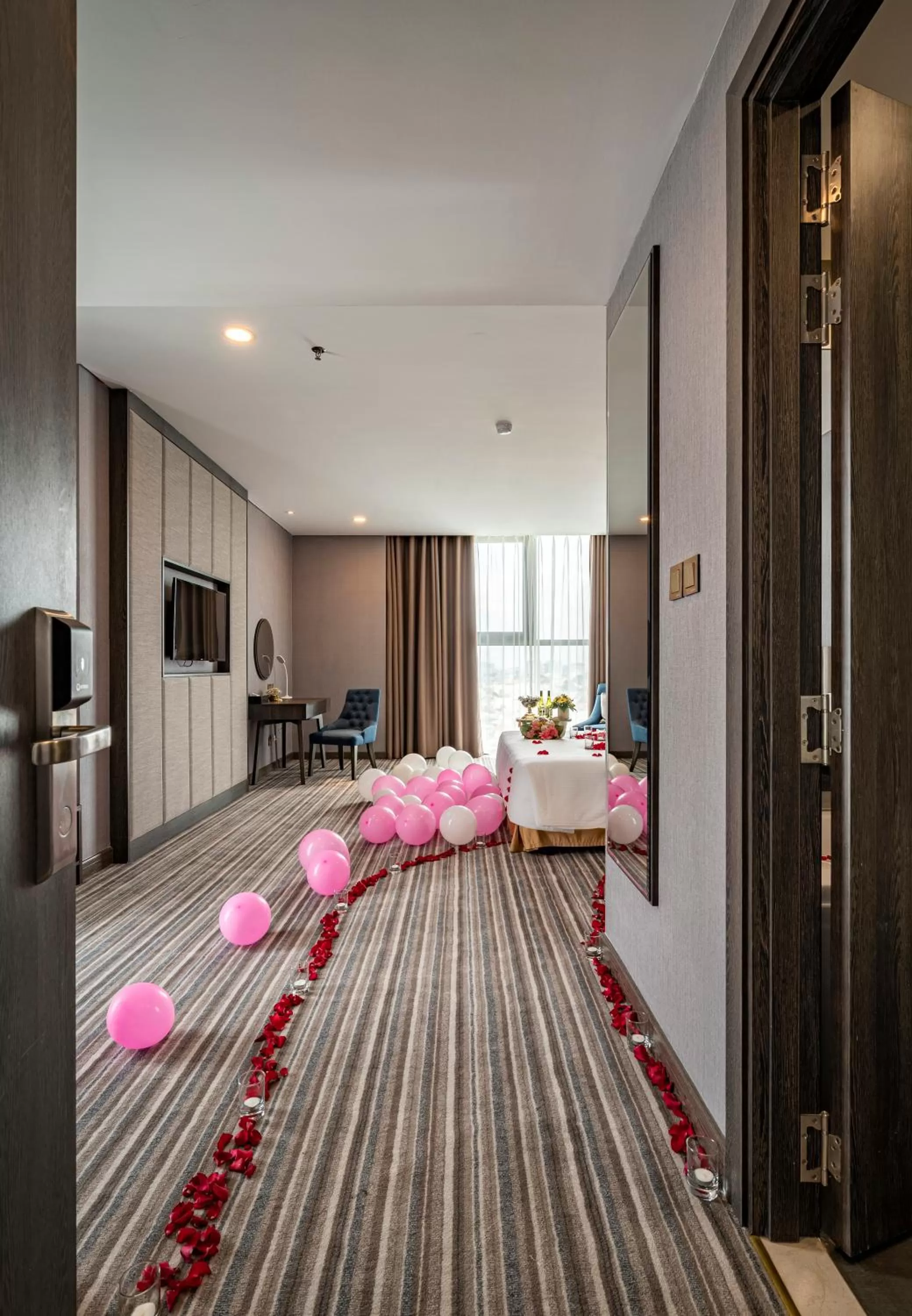 Living room, Bed in Muong Thanh Luxury Saigon Hotel